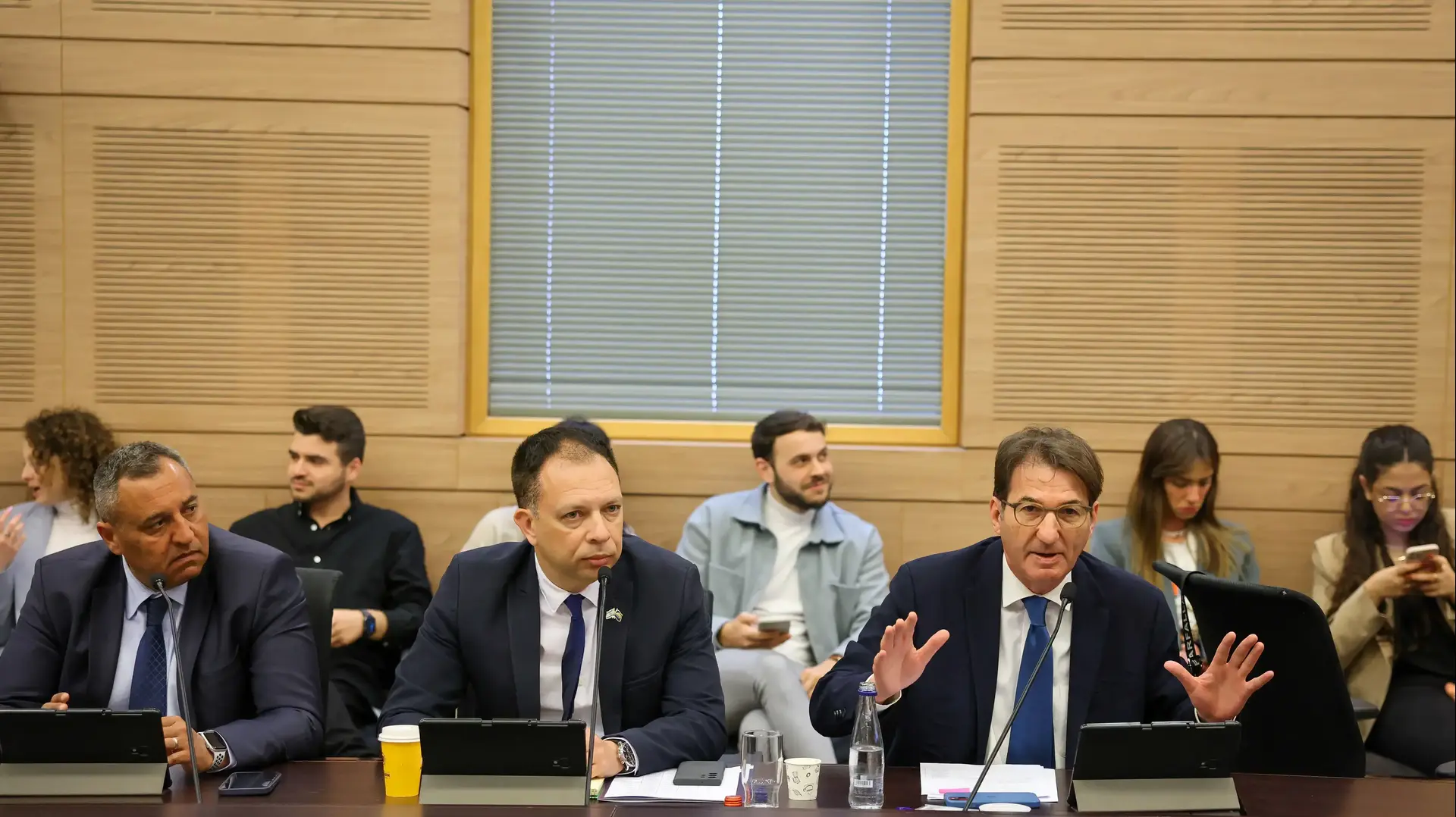 ח"כ בועז ביסמוט, ח"כ ולדימיר בליאק וח"כ סימון דוידסון בדיון בוועדה המיוחדת לתיקונים לחוק יסוד: הממשלה על חוק הנבצרות, 13 במרץ 2023 ח"כ בועז ביסמוט, ח"כ ולדימיר בליאק וח"כ סימון דוידסון בדיון בוועדה המיוחדת לתיקונים לחוק יסוד: הממשלה על חוק הנבצרות, 13 במרץ 2023