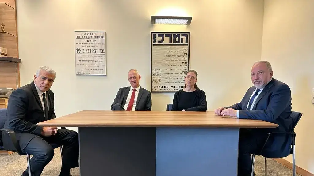 יאיר לפיד, מרב מיכאלי, בני גנץ, אביגדור ליברמן בישיבת ראשי האופוזיציה, 13 בפברואר 2023 יאיר לפיד, מרב מיכאלי, בני גנץ, אביגדור ליברמן בישיבת ראשי האופוזיציה, 13 בפברואר 2023