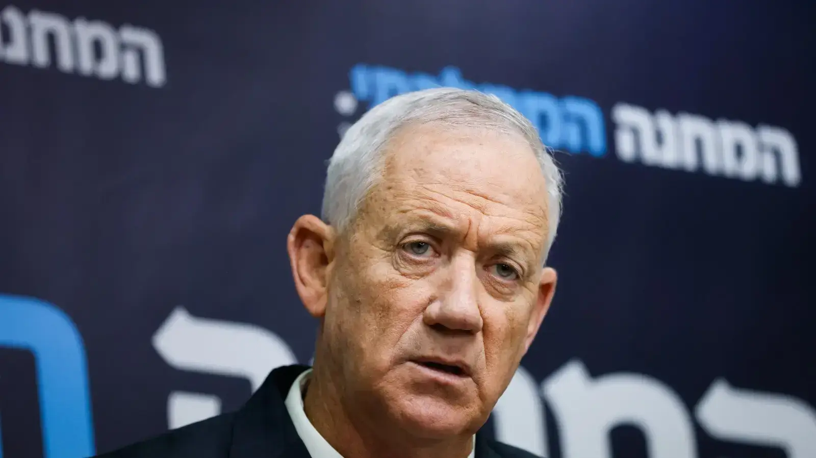 בני גנץ בישיבת סיעת המחנה הממלכתי, 13 במרץ 2023 בני גנץ בישיבת סיעת המחנה הממלכתי, 13 במרץ 2023