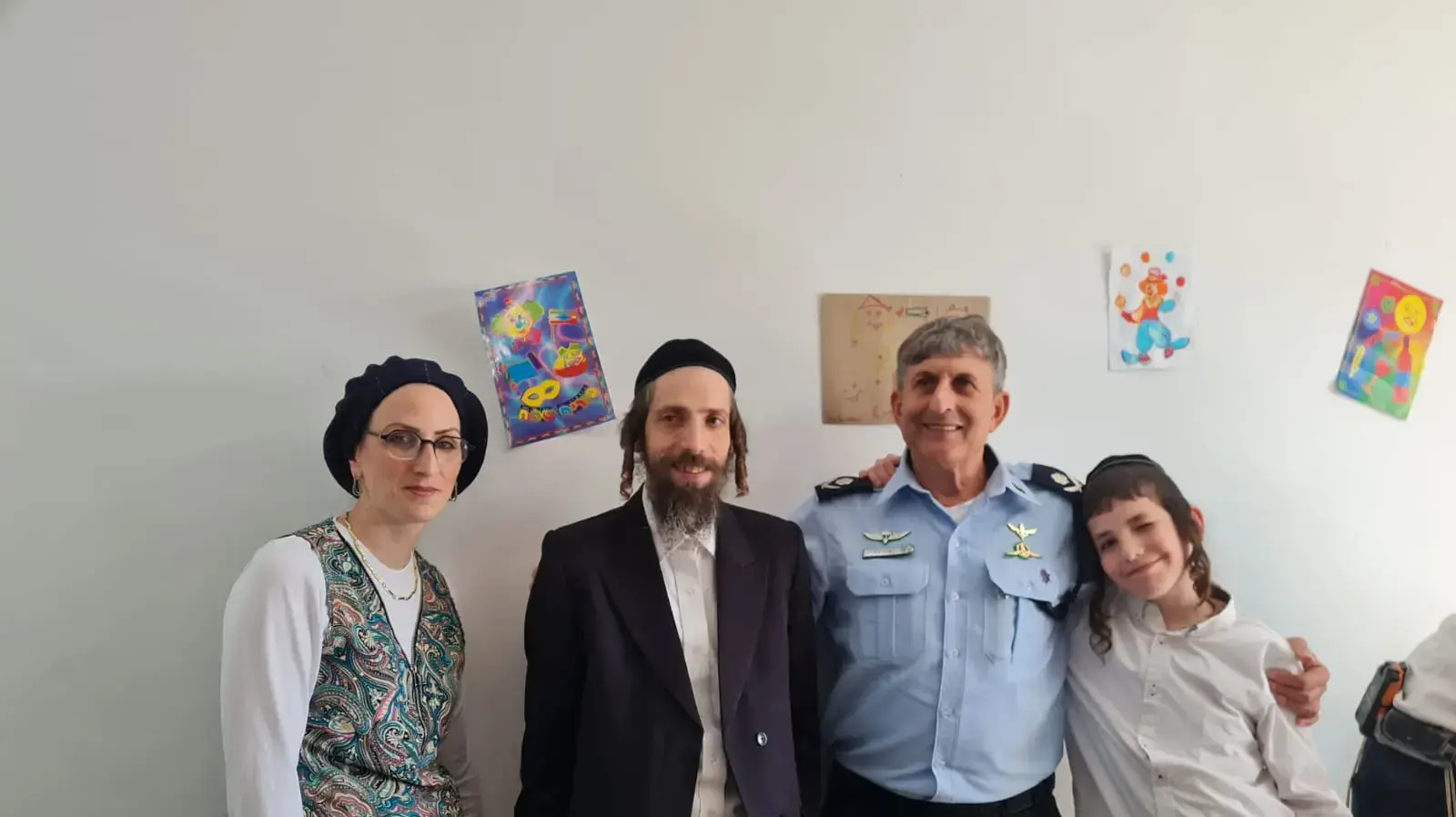 משפחתו של מוישי קליינרמן עם מפקד מחוז ש"י, ניצב עוזי לוי