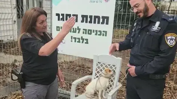 שוטר עם לב זהב: הציל כלב - ואימץ אותו