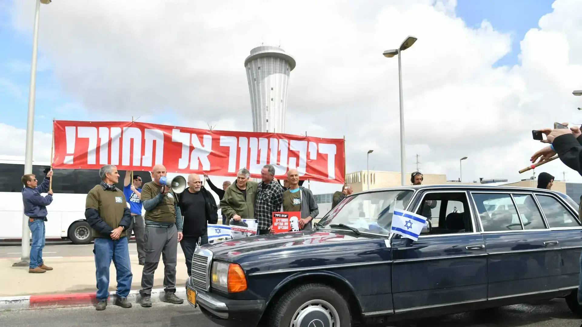 שיירה שמובילים פקודיו של יוני נתניהו מסיירת מטכ"ל, יחד עם לוחמים מגולני ומהצנחנים אשר לקחו חלק במבצע יונתן לקראת טיסתו של רה"מ נתניהו לברלין, נתב"ג, 15 במרץ 2023 שיירה שמובילים פקודיו של יוני נתניהו מסיירת מטכ"ל, יחד עם לוחמים מגולני ומהצנחנים אשר לקחו חלק במבצע יונתן לקראת טיסתו של רה"מ נתניהו לברלין, נתב"ג, 15 במרץ 2023