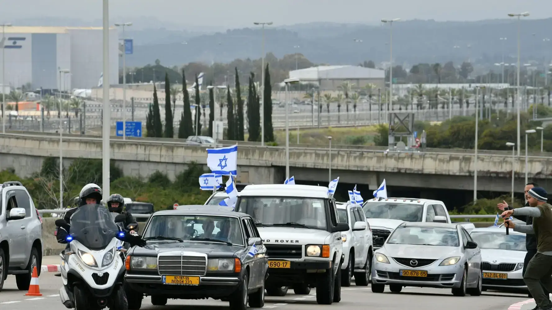 שיירה שמובילים פקודיו של יוני נתניהו מסיירת מטכ"ל, יחד עם לוחמים מגולני ומהצנחנים אשר לקחו חלק במבצע יונתן לקראת טיסתו של רה"מ נתניהו לברלין, נתב"ג, 15 במרץ 2023 שיירה שמובילים פקודיו של יוני נתניהו מסיירת מטכ"ל, יחד עם לוחמים מגולני ומהצנחנים אשר לקחו חלק במבצע יונתן לקראת טיסתו של רה"מ נתניהו לברלין, נתב"ג, 15 במרץ 2023