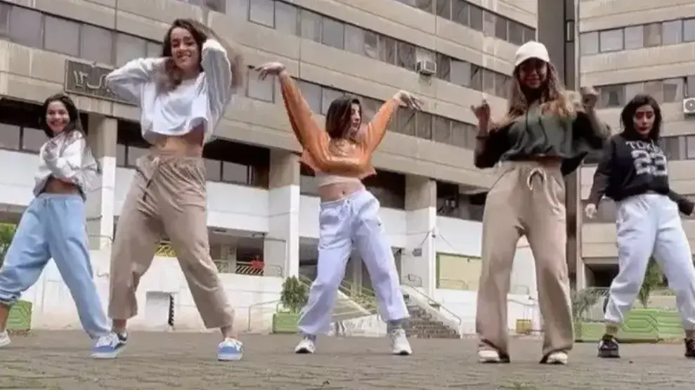 נערות איראניות רוקדות בטהראן נערות איראניות רוקדות בטהראן