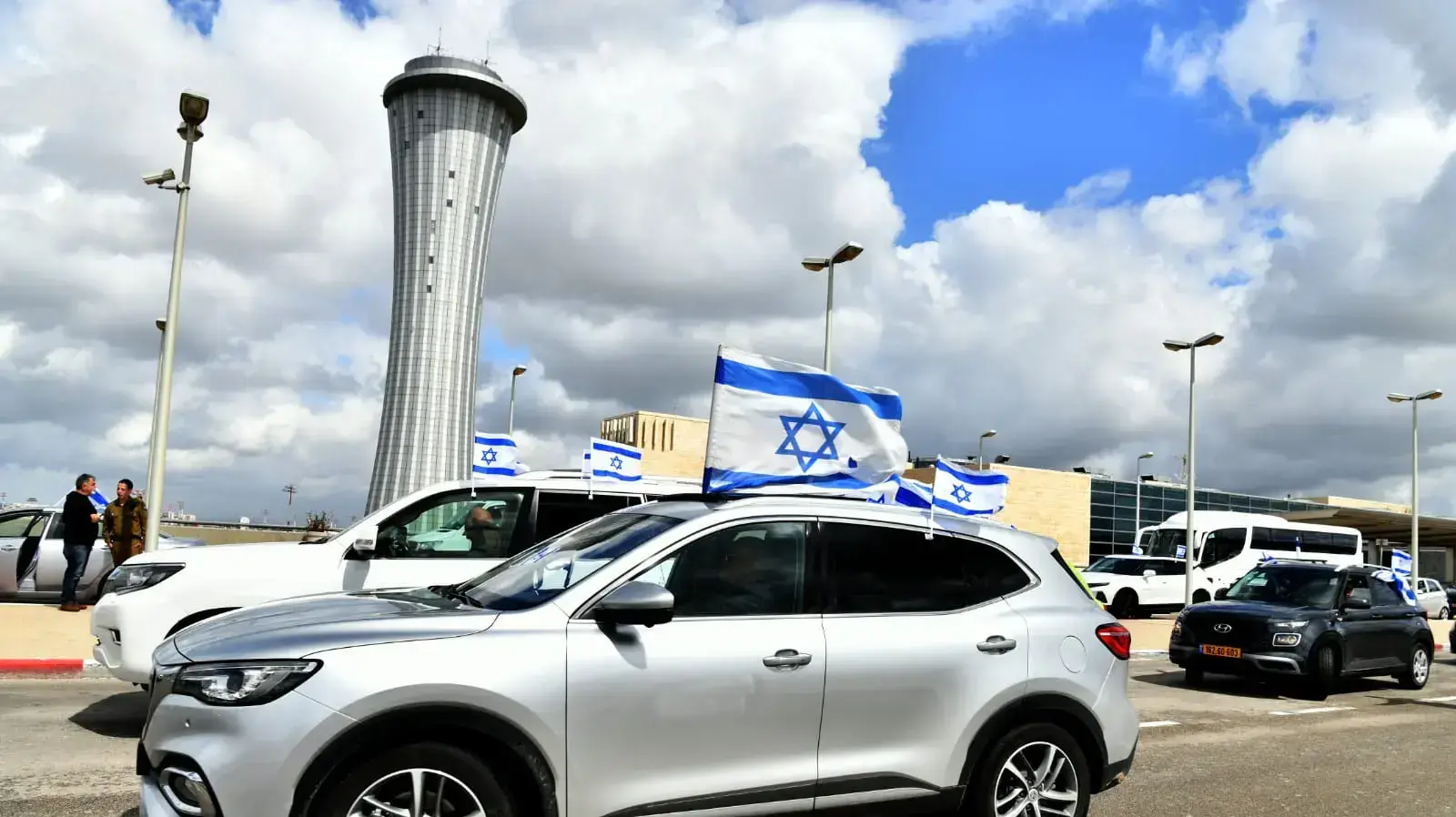 מפגינים נגד המהפכה המשפטית, לקראת המראתו של רה"מ לברלין, נתב"ג 15 במרץ 2023 מפגינים נגד המהפכה המשפטית, לקראת המראתו של רה"מ לברלין, נתב"ג 15 במרץ 2023