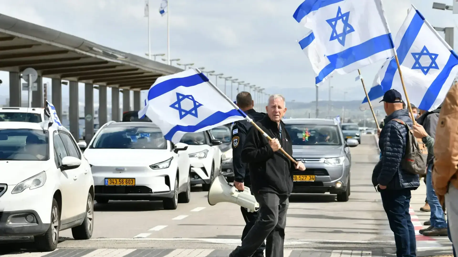 מפגינים נגד המהפכה המשפטית, לקראת המראתו של רה"מ לברלין, נתב"ג 15 במרץ 2023 מפגינים נגד המהפכה המשפטית, לקראת המראתו של רה"מ לברלין, נתב"ג 15 במרץ 2023