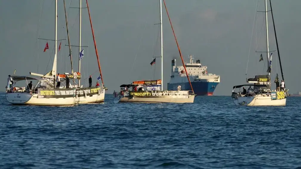 יוצאי חיל הים במבצע חסימת הכניסה לנמל ומשט במסגרת הפגנה נגד המהפכה המשפטית, נמל חיפה, 16 במרץ 2023 יוצאי חיל הים במבצע חסימת הכניסה לנמל ומשט במסגרת הפגנה נגד המהפכה המשפטית, נמל חיפה, 16 במרץ 2023