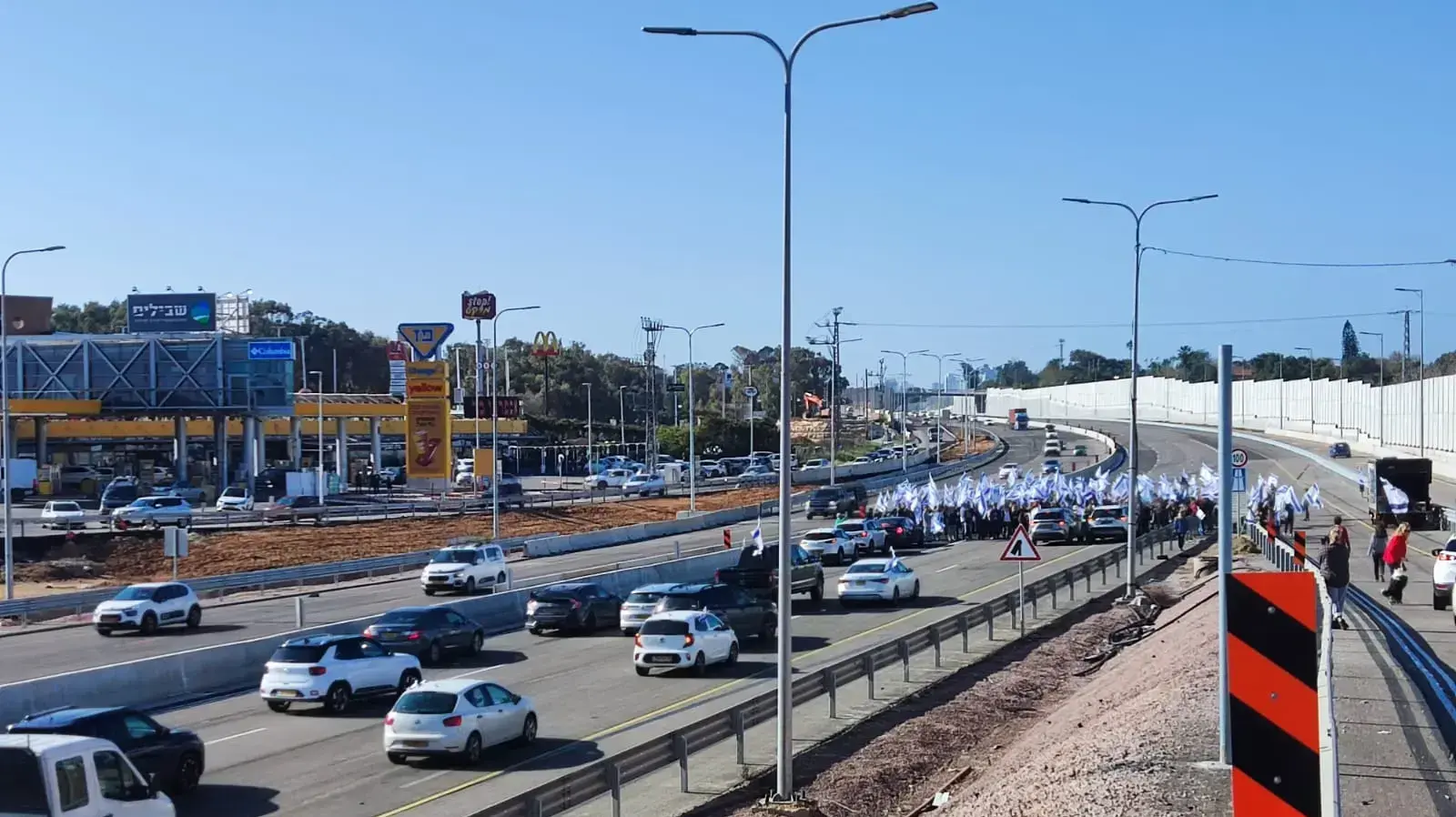 חסימת כביש החוף במסגרת הפגנה נגד המהפכה המשפטית, מחלף בית ינאי, 16 במרץ 2023 חסימת כביש החוף במסגרת הפגנה נגד המהפכה המשפטית, מחלף בית ינאי, 16 במרץ 2023