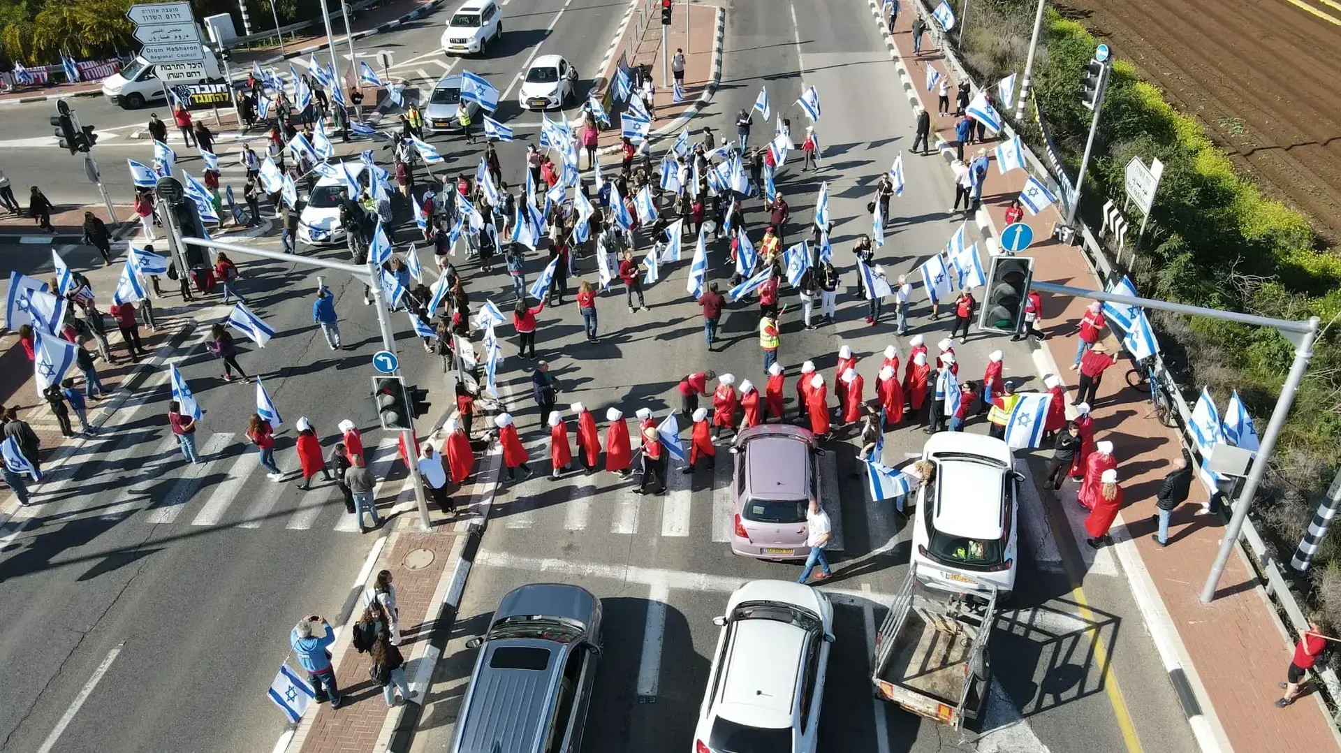 חסימת כביש 40 במסגרת הפגנה נגד המהפכה המשפטית, דרום השרון, 16 במרץ 2023 חסימת כביש 40 במסגרת הפגנה נגד המהפכה המשפטית, דרום השרון, 16 במרץ 2023