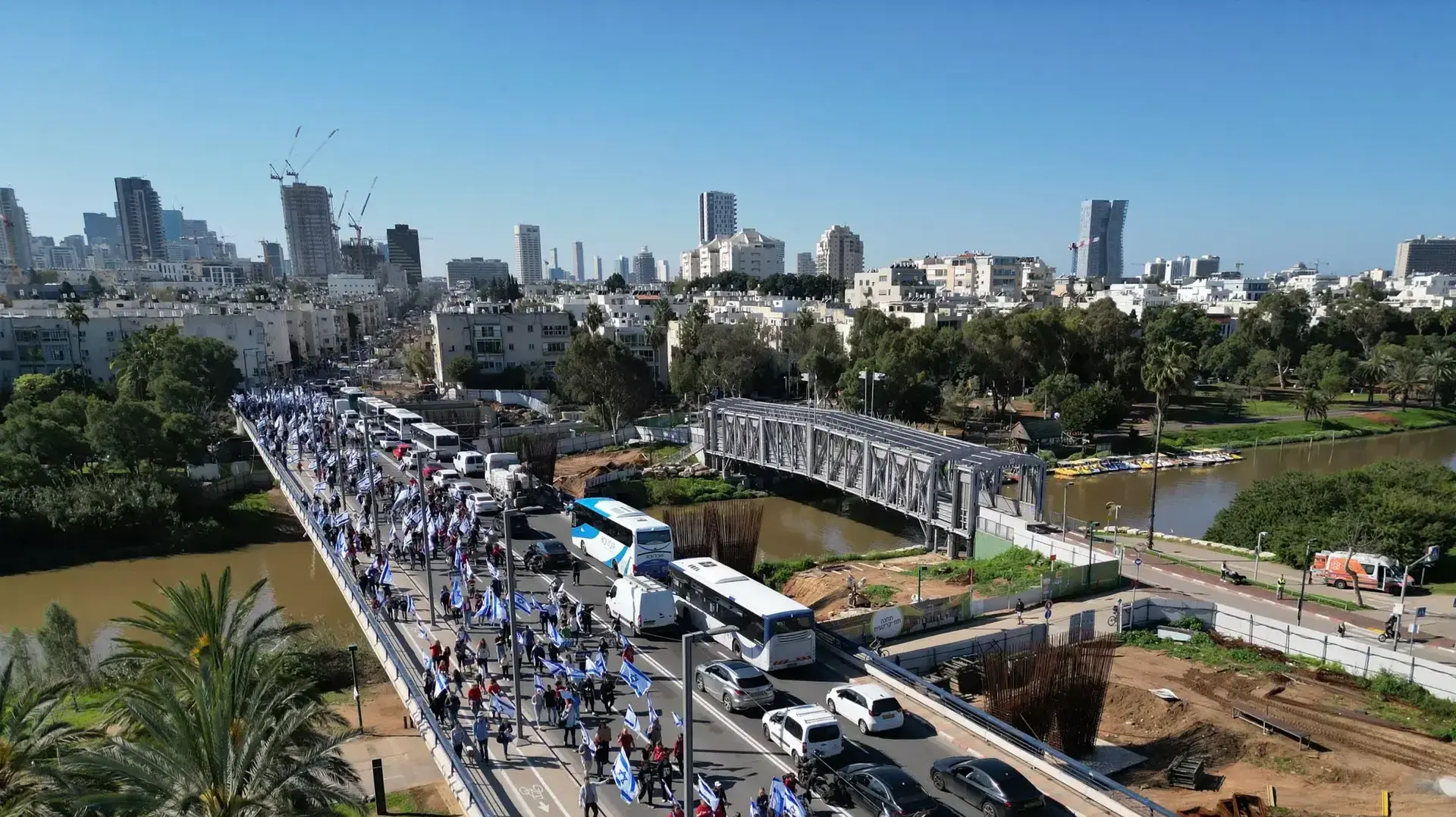 הורים וילדים בהפגנה נגד המהפכה המשפטית, ת"א, 16 במרץ 2023 הורים וילדים בהפגנה נגד המהפכה המשפטית, ת"א, 16 במרץ 2023