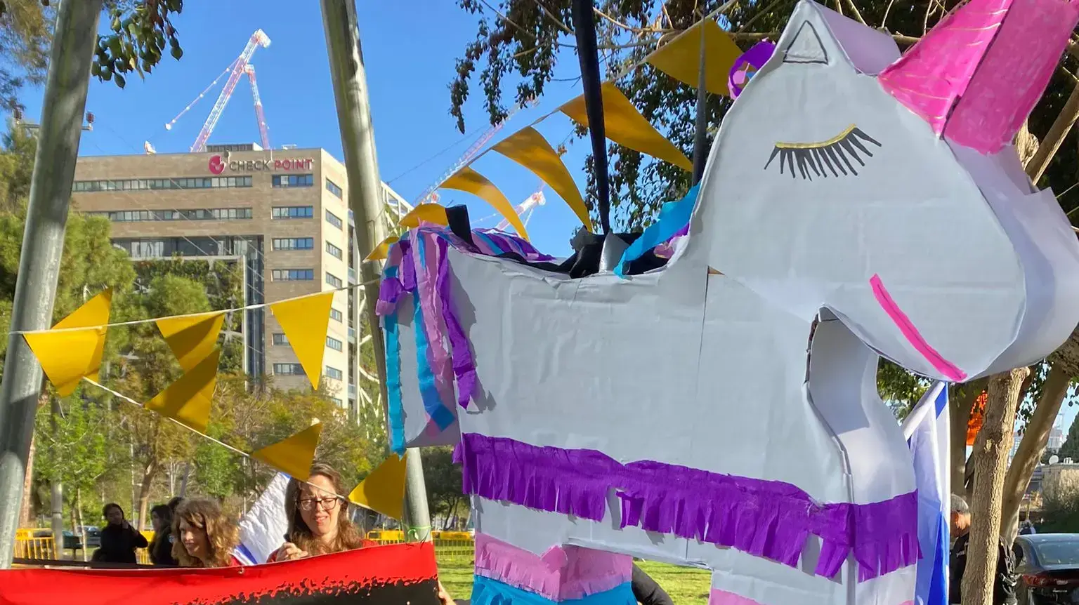 חגיגות יום הולדת לאמיר אוחנה במסגרת הפגנה נגד המהפכה המשפטית,תל אביב, 16 במרץ 2023 חגיגות יום הולדת לאמיר אוחנה במסגרת הפגנה נגד המהפכה המשפטית,תל אביב, 16 במרץ 2023
