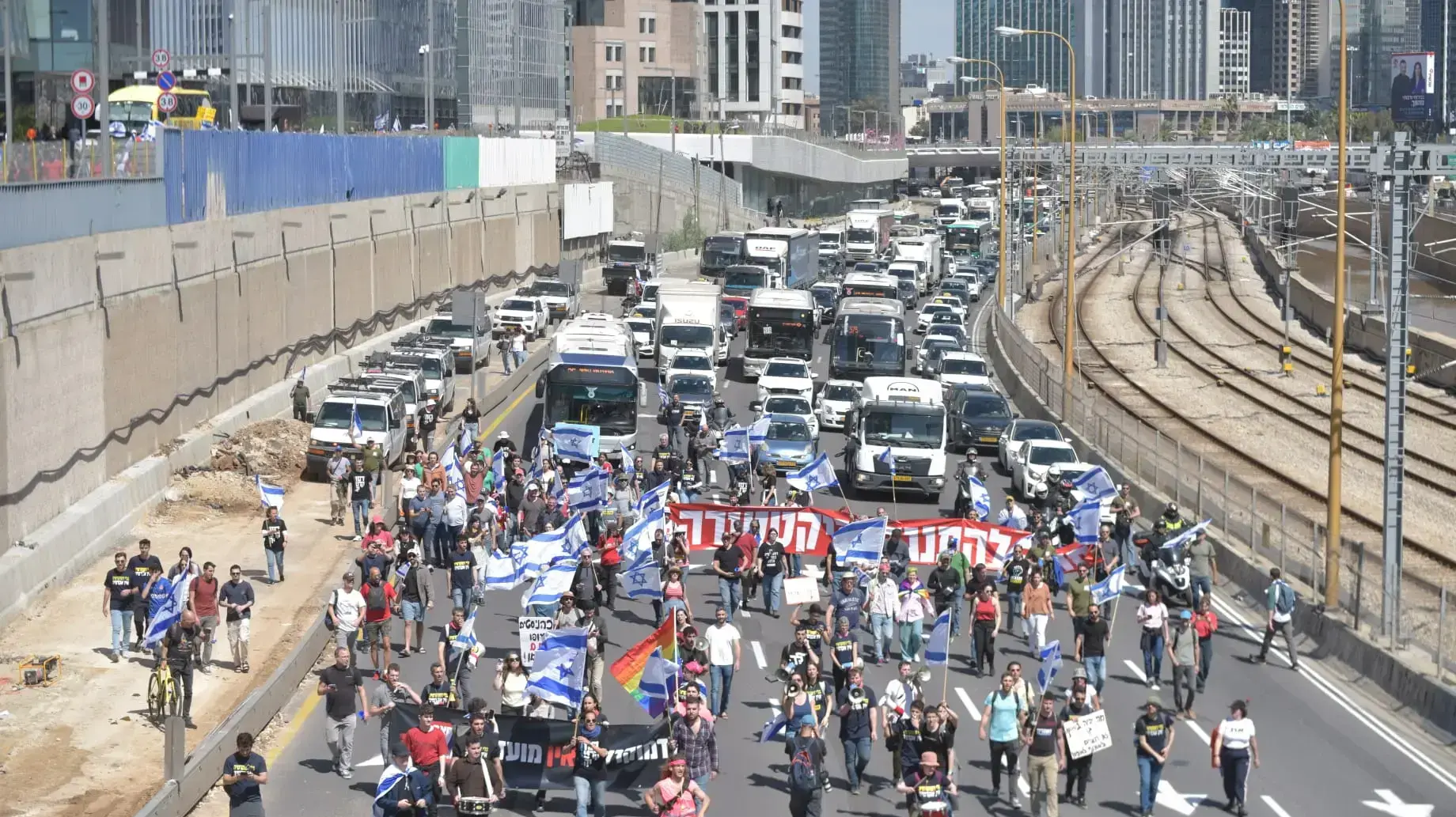 חסימת כביש במסגרת הפגנה נגד המהפכה המשפטית, נתיבי איילון, תל אביב, 16 במרץ 2023 חסימת כביש במסגרת הפגנה נגד המהפכה המשפטית, נתיבי איילון, תל אביב, 16 במרץ 2023