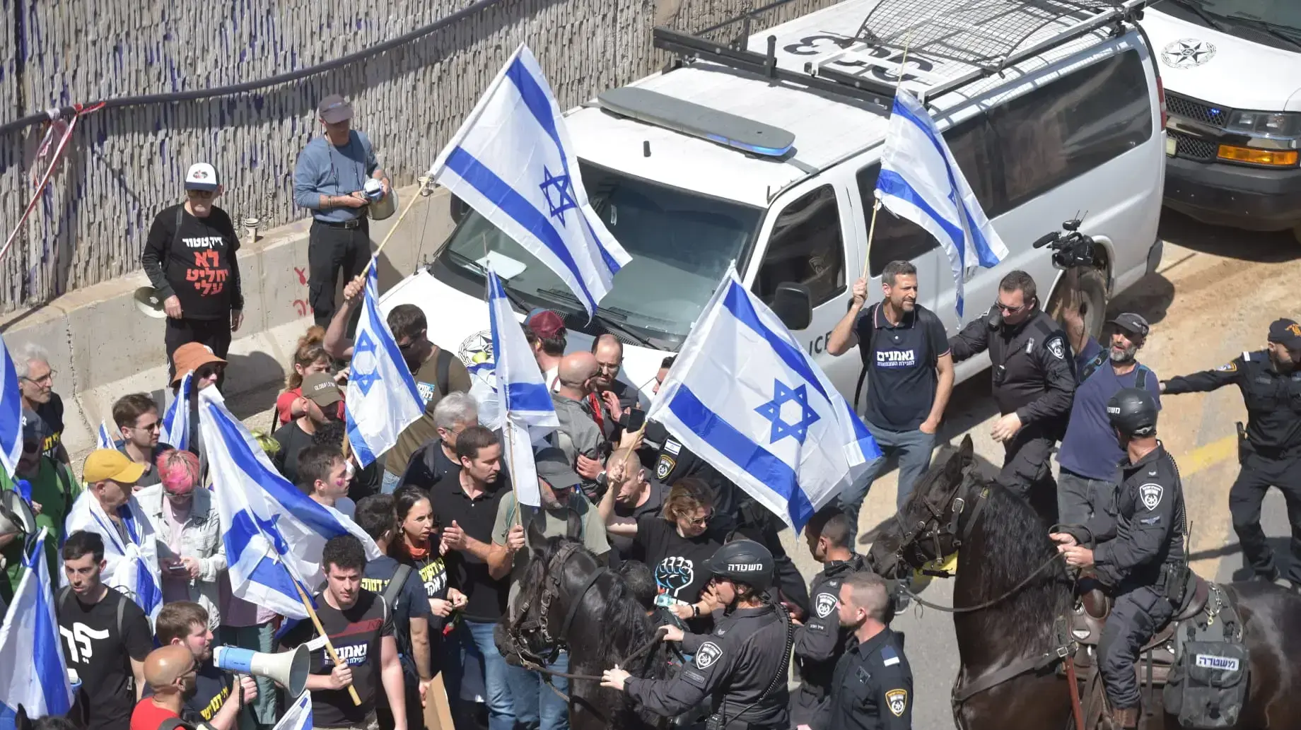 חסימת כביש במסגרת הפגנה נגד המהפכה המשפטית, נתיבי איילון, תל אביב, 16 במרץ 2023 חסימת כביש במסגרת הפגנה נגד המהפכה המשפטית, נתיבי איילון, תל אביב, 16 במרץ 2023