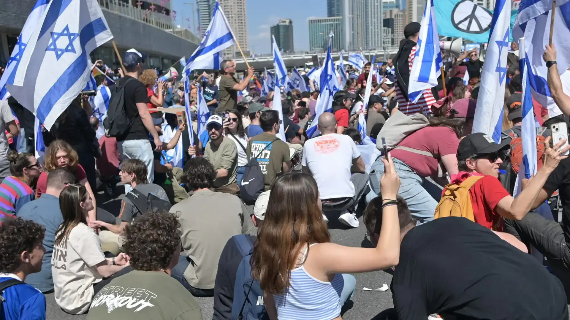 מפגינים נגד המהפכה המשפטית חסמו את נתיבי איילון סמוך לדרך השלום מפגינים נגד המהפכה המשפטית חסמו את נתיבי איילון סמוך לדרך השלום