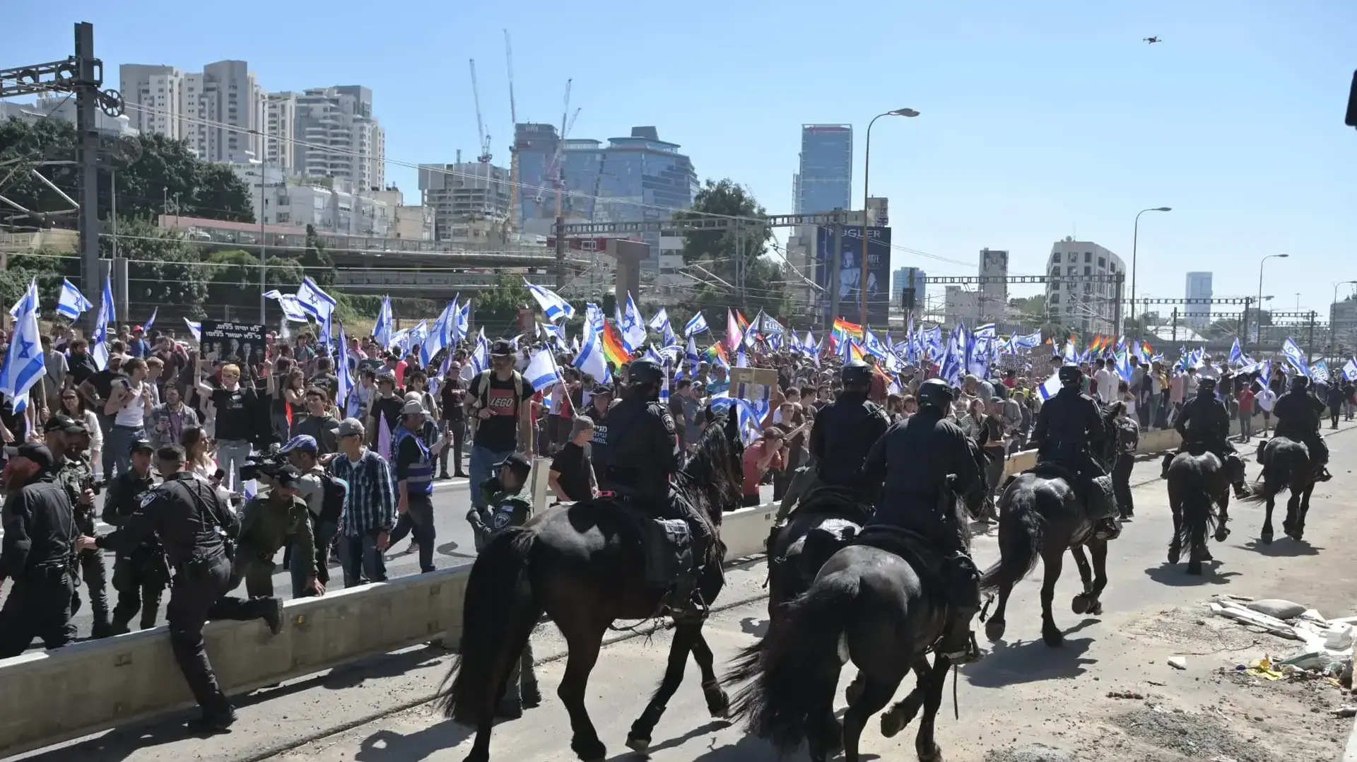 מפגינים נגד המהפכה המשפטית חסמו את נתיבי איילון סמוך לדרך השלום מפגינים נגד המהפכה המשפטית חסמו את נתיבי איילון סמוך לדרך השלום