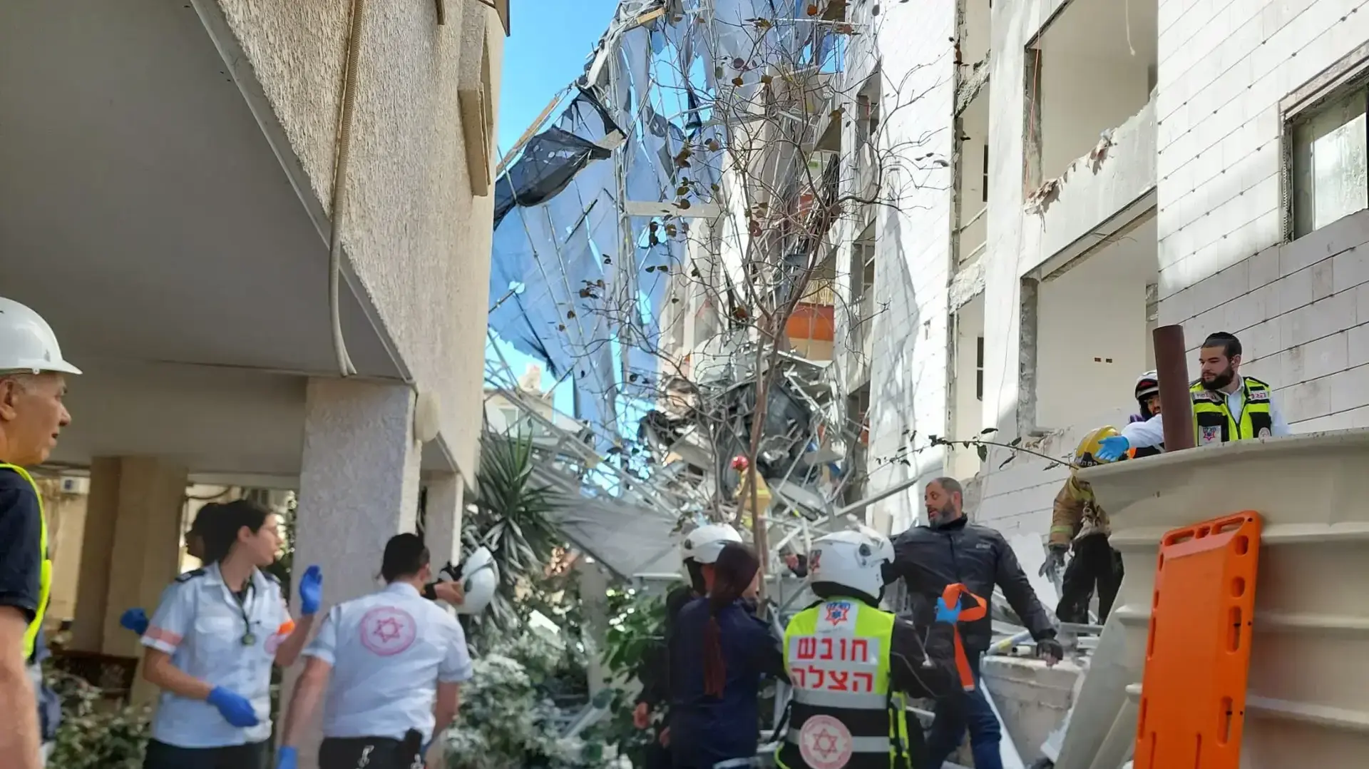 פצועים מקריסת פיגומים באתר בניה בן 7 קומות ברחוב האשל ברמת גן, 16 במרץ 2023