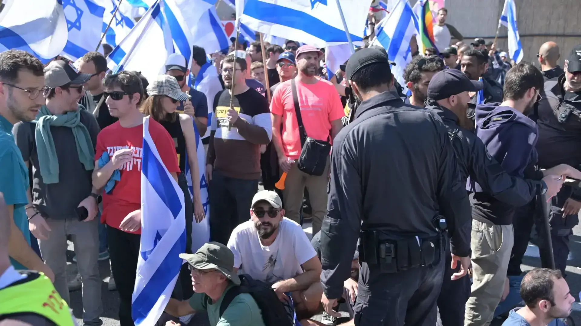 חסימת כביש במסגרת הפגנה נגד המהפכה המשפטית, נתיבי איילון, תל אביב, 16 במרץ 2023 חסימת כביש במסגרת הפגנה נגד המהפכה המשפטית, נתיבי איילון, תל אביב, 16 במרץ 2023