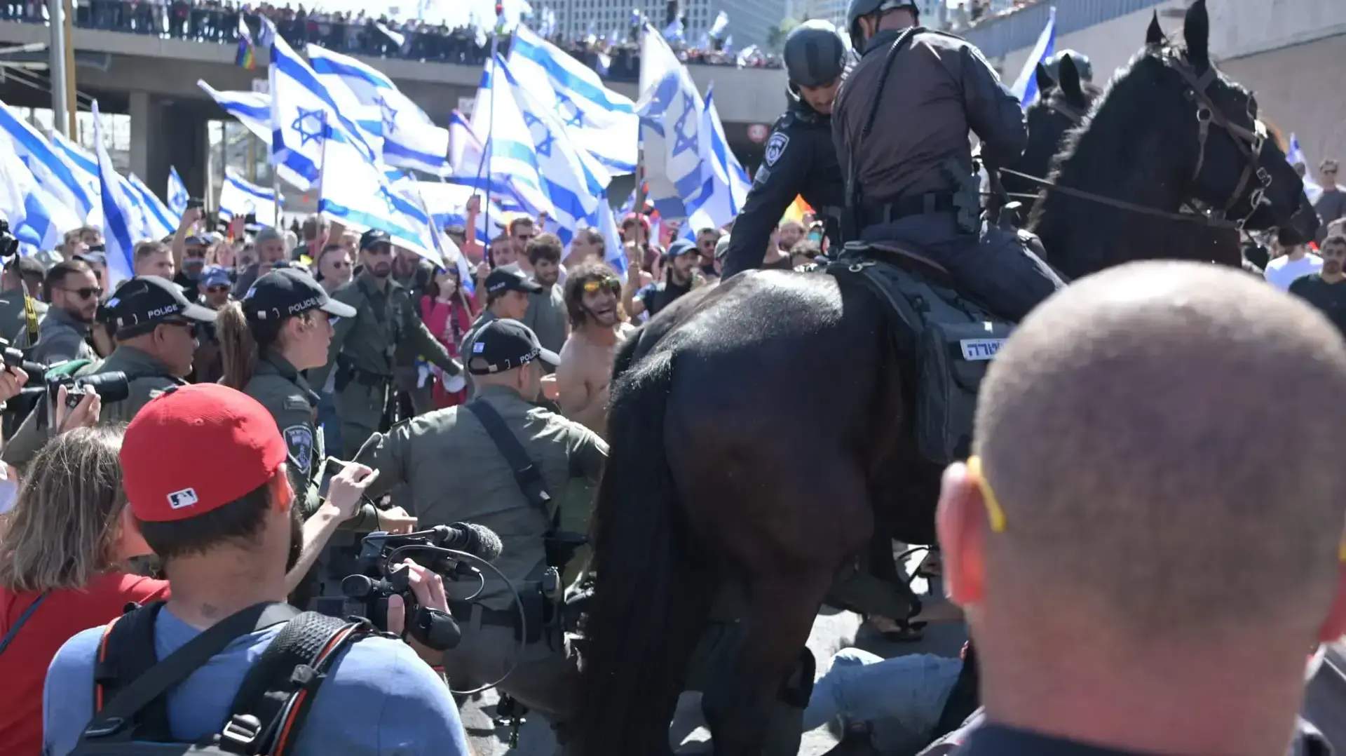 חסימת כביש במסגרת הפגנה נגד המהפכה המשפטית, נתיבי איילון, תל אביב, 16 במרץ 2023 חסימת כביש במסגרת הפגנה נגד המהפכה המשפטית, נתיבי איילון, תל אביב, 16 במרץ 2023