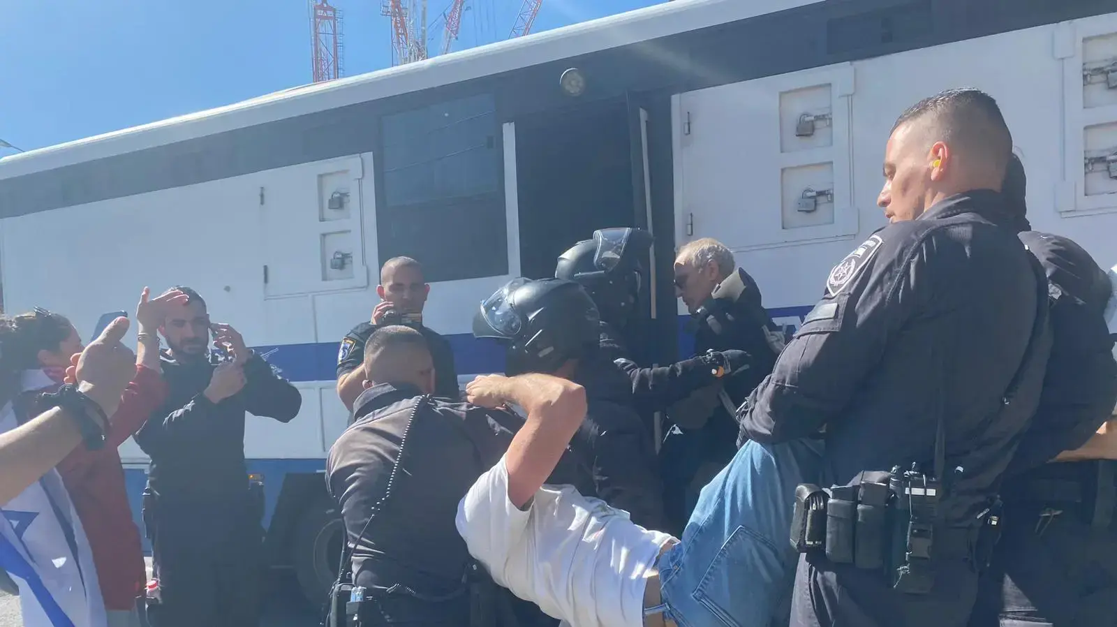 מעצר מפגינים שחסמו כביש במסגרת הפגנה נגד המהפכה המשפטית, נתיבי איילון, תל אביב, 16 במרץ 2023 מעצר מפגינים שחסמו כביש במסגרת הפגנה נגד המהפכה המשפטית, נתיבי איילון, תל אביב, 16 במרץ 2023