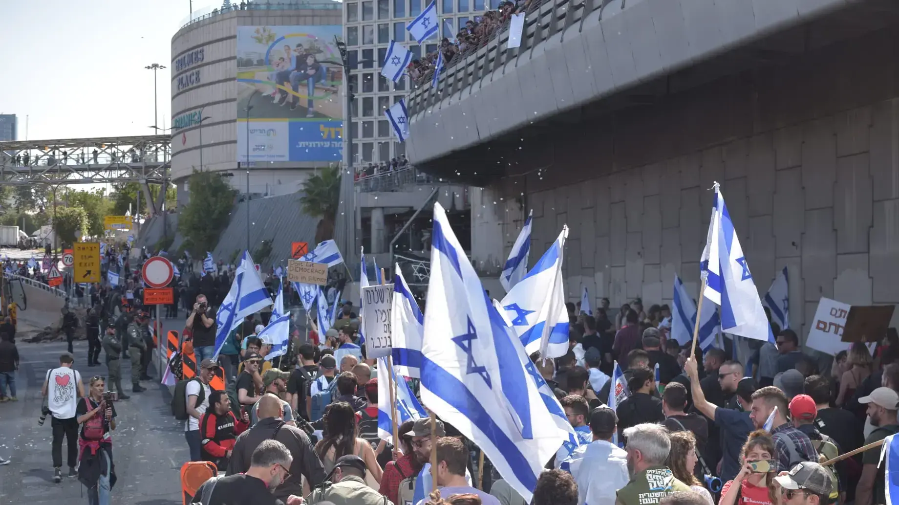 חסימת כביש במסגרת הפגנה נגד המהפכה המשפטית, נתיבי איילון, תל אביב, 16 במרץ 2023 חסימת כביש במסגרת הפגנה נגד המהפכה המשפטית, נתיבי איילון, תל אביב, 16 במרץ 2023