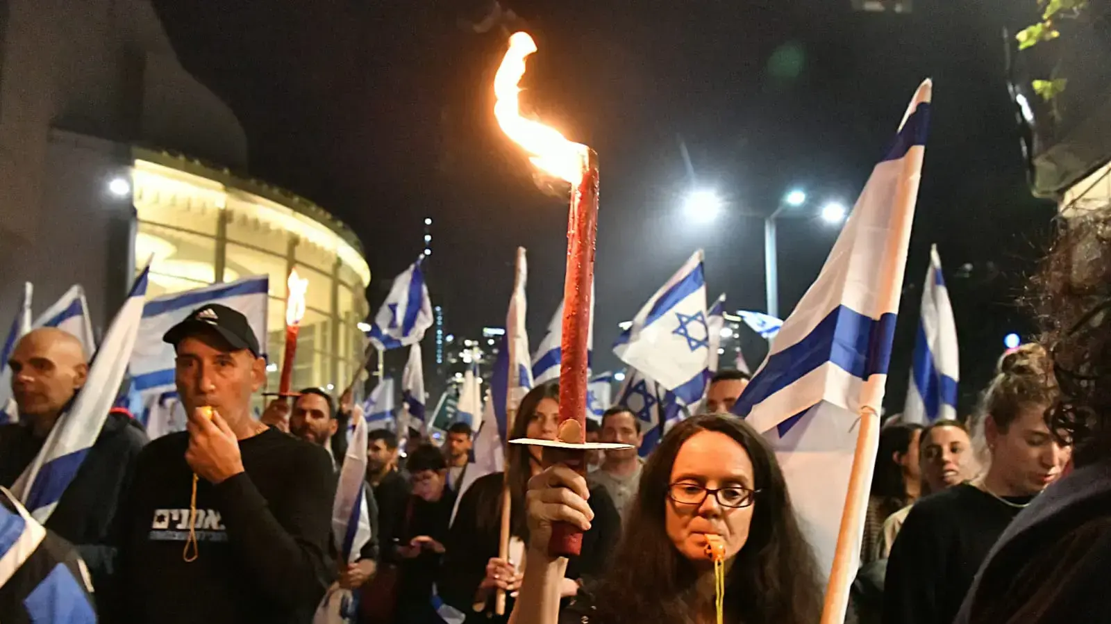 הפגנה נגד המהפכה המשפטית, הבימה, תל אביב, 16 במרץ 2023 הפגנה נגד המהפכה המשפטית, הבימה, תל אביב, 16 במרץ 2023
