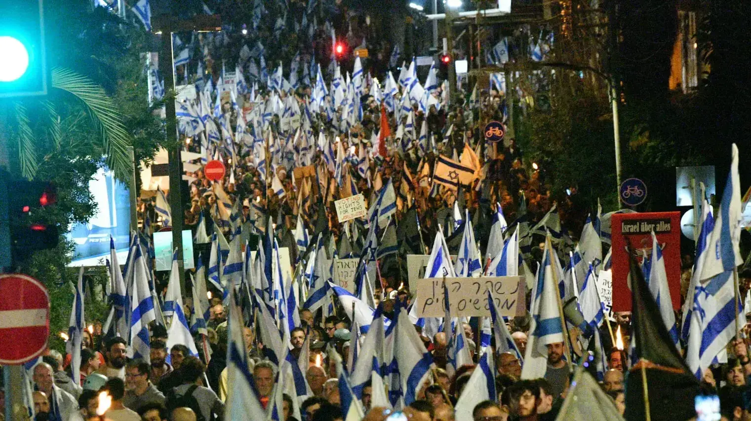הפגנה נגד המהפכה המשפטית, הבימה, תל אביב, 16 במרץ 2023 הפגנה נגד המהפכה המשפטית, הבימה, תל אביב, 16 במרץ 2023