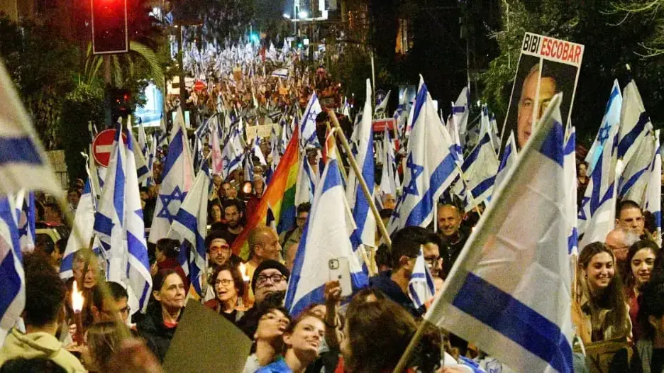 הפגנה נגד המהפכה המשפטית, הבימה, תל אביב, 16 במרץ 2023 הפגנה נגד המהפכה המשפטית, הבימה, תל אביב, 16 במרץ 2023