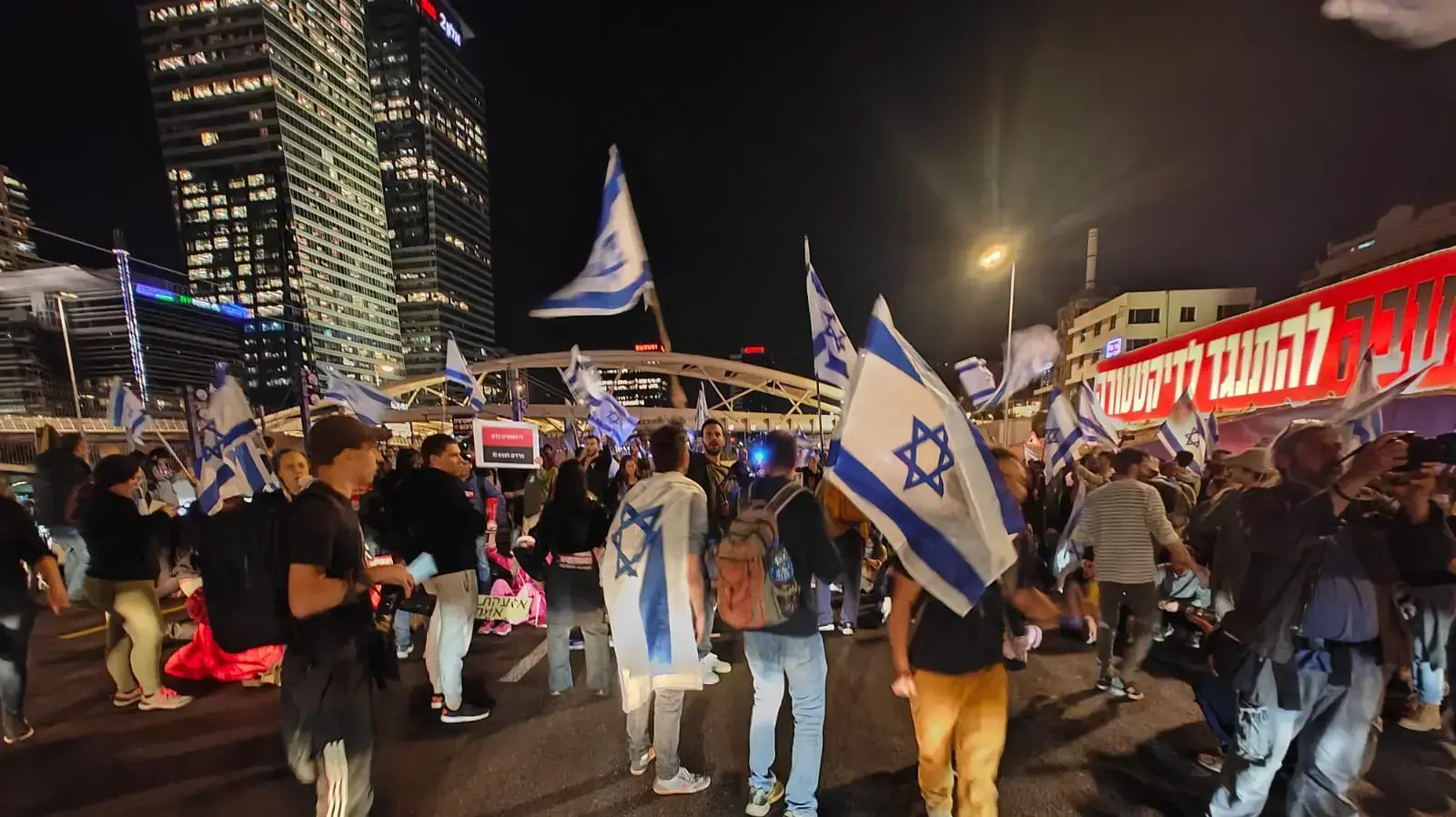 מפגינים נגד המהפכה המשפטית חוסמים את איילון דרום בתל אביב, 16 במרץ 2023 מפגינים נגד המהפכה המשפטית חוסמים את איילון דרום בתל אביב, 16 במרץ 2023
