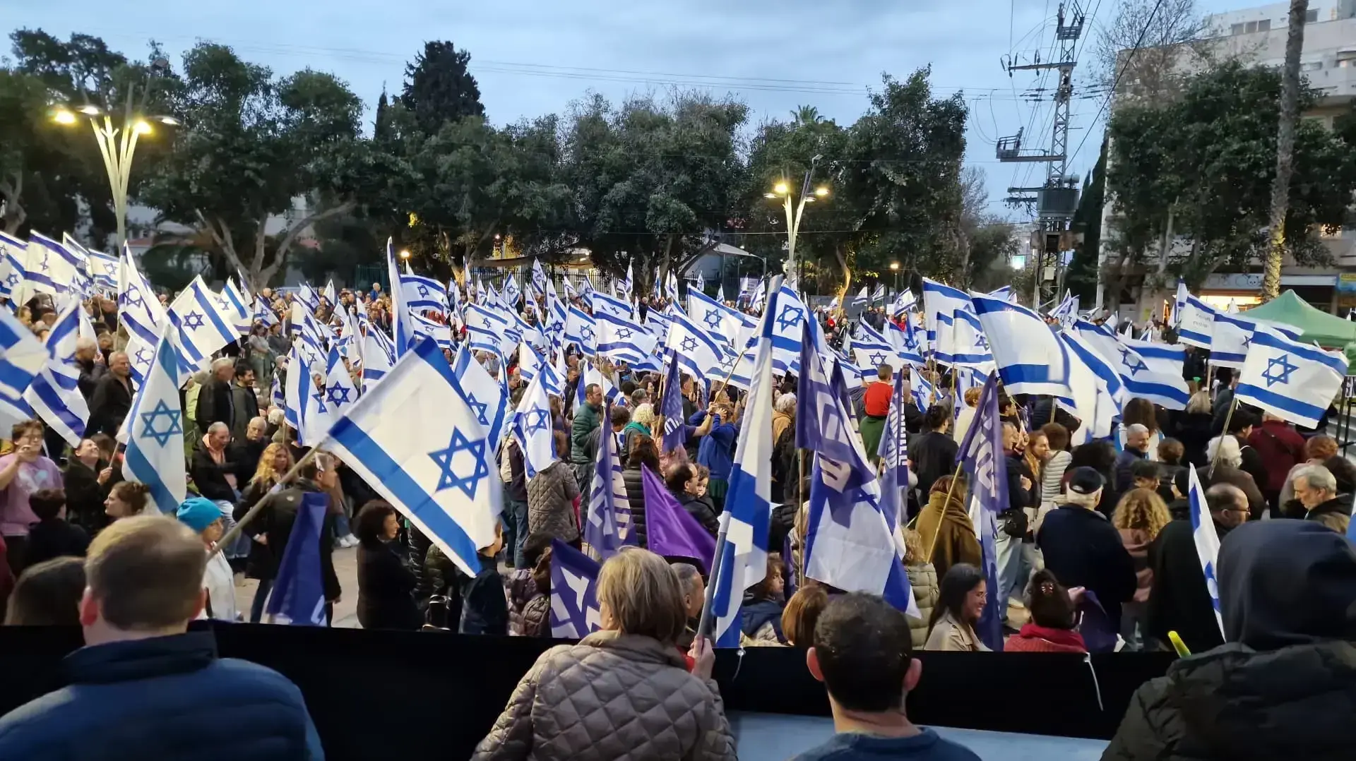 הפגנה נגד המהפכה המשפטית ברמת השרון, 18 במרץ 2023 הפגנה נגד המהפכה המשפטית ברמת השרון, 18 במרץ 2023