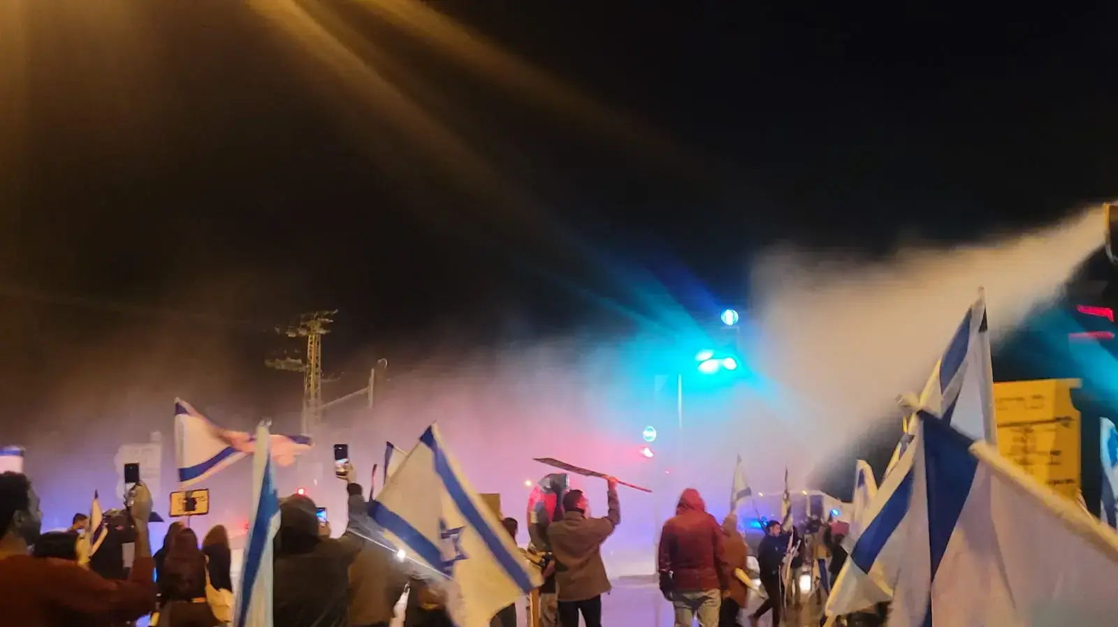 הפגנה נגד המהפכה המשפטית- מכתזית הופעלה נגד המפגינים בצומת כרכור, 18 במרץ 2023 הפגנה נגד המהפכה המשפטית- מכתזית הופעלה נגד המפגינים בצומת כרכור, 18 במרץ 2023