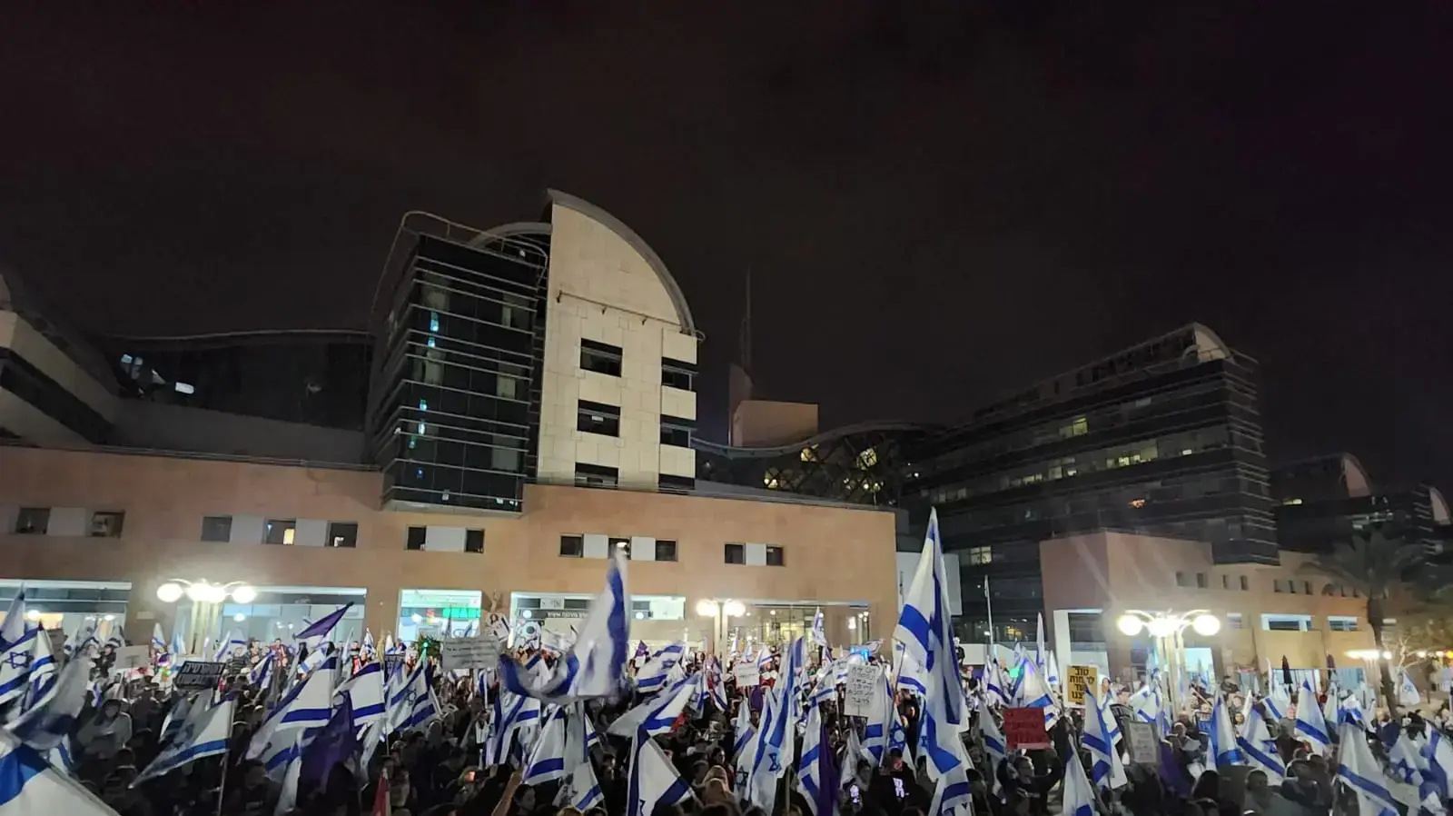 הפגנה נגד המהפכה המשפטית, באר שבע, 18 במרץ 2023 הפגנה נגד המהפכה המשפטית, באר שבע, 18 במרץ 2023