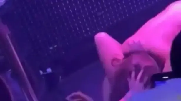 זמרת מקבל מין אוראלי על הבמה זמרת מקבל מין אוראלי על הבמה