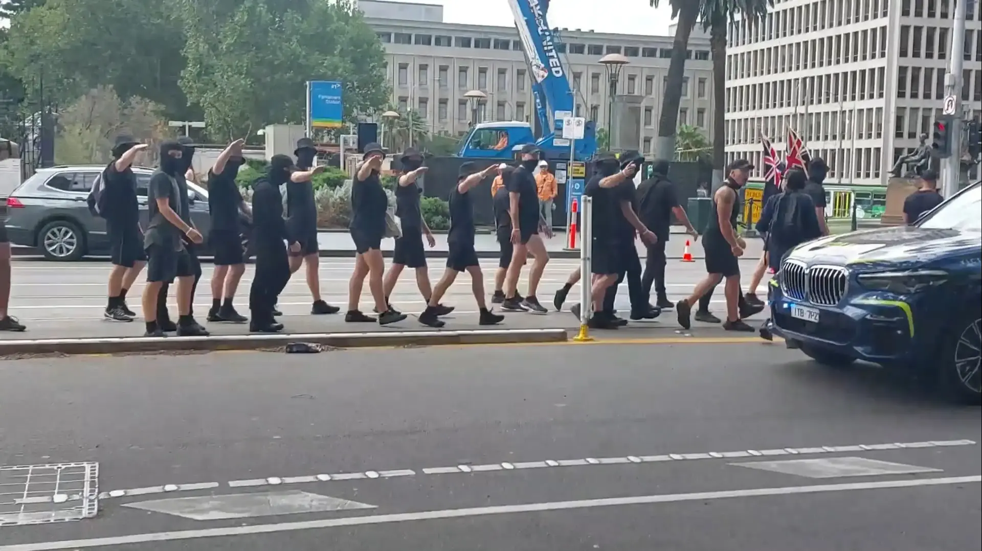 מפגינים נגד טרנסג'נדרים במלבורן באוסטרליה הצדיעו במועל יד מפגינים נגד טרנסג'נדרים במלבורן באוסטרליה הצדיעו במועל יד