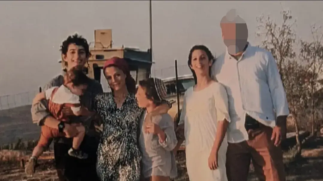 תמונה של הפצוע עם משפחתו לפני הפציעה תמונה של הפצוע עם משפחתו לפני הפציעה