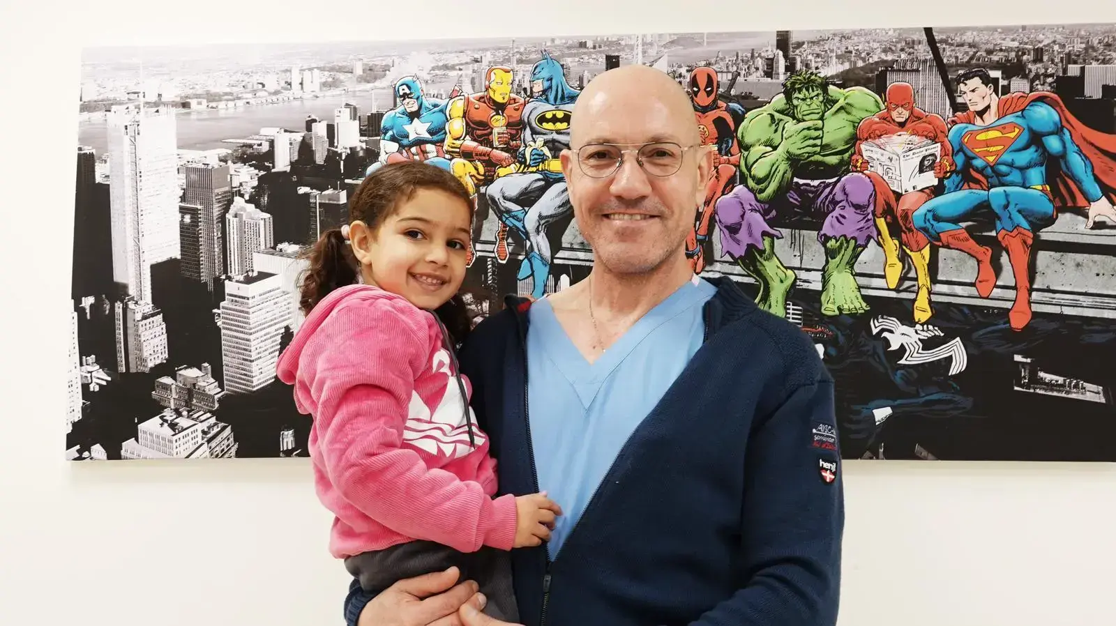 ד״ר יעקב אמסלם, מנהל היחידה לנוירורדיולוגיה התערבותית במרכז הרפואי שערי צדק עם הילדה עיילא. ד״ר יעקב אמסלם, מנהל היחידה לנוירורדיולוגיה התערבותית במרכז הרפואי שערי צדק עם הילדה עיילא.