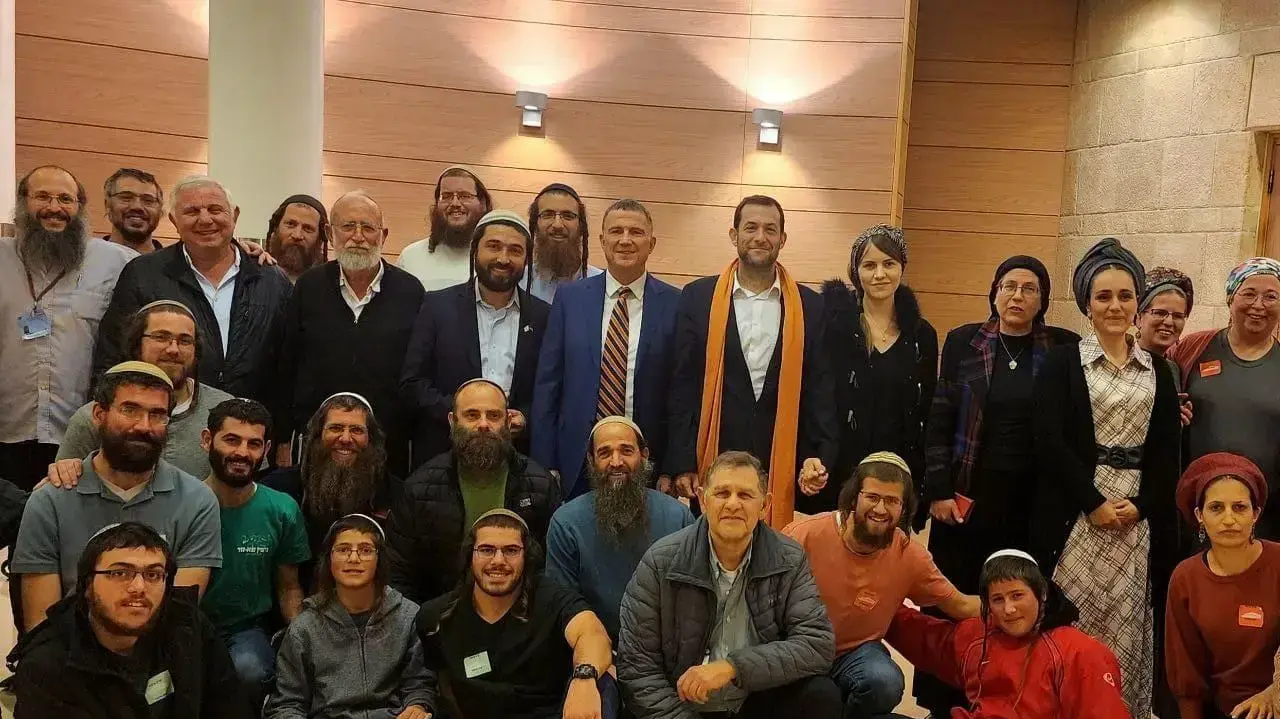 ח"כ יולי אדלשטיין, ח"כ צבי סוכות, השרה אורית סטרוק, ראש המועצה האזורית שומרון יוסי דגן ומתנחלים חוגגים בכנסת את ביטול חוק ההתנתקות, 21 במרץ 2023