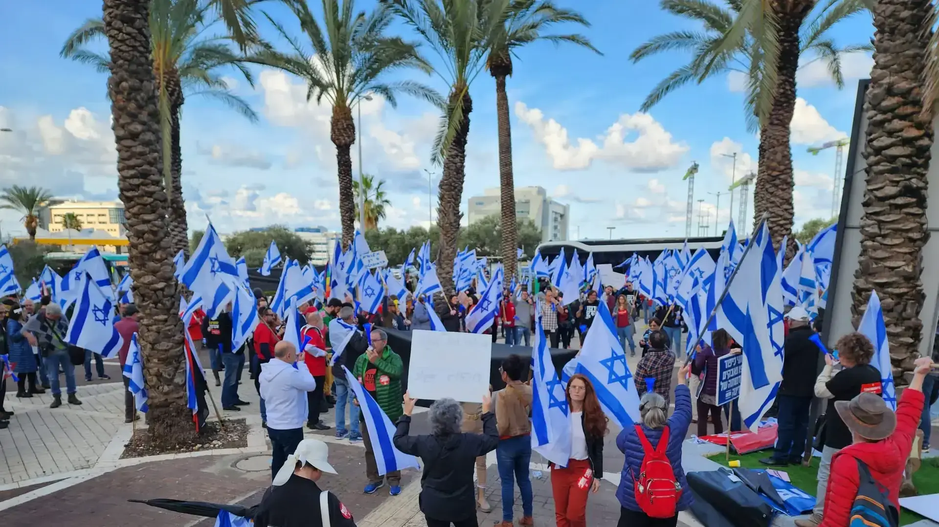 מאות מפגינים נגד המהפכה המשפטית במרכז הקונגרסים בחיפה. 21 במרץ 2023 מאות מפגינים נגד המהפכה המשפטית במרכז הקונגרסים בחיפה. 21 במרץ 2023