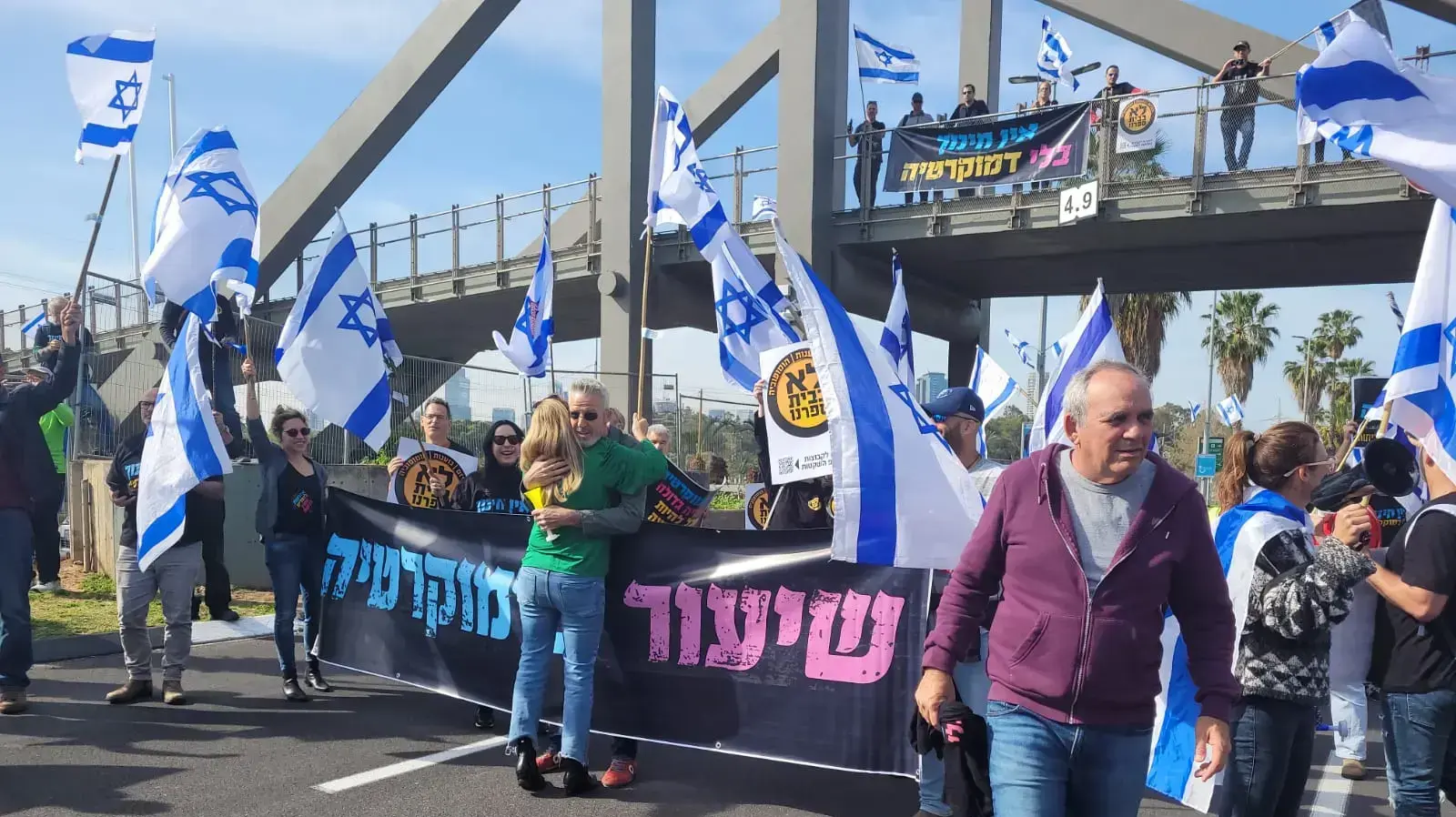 הפגנה של מחאת ההורים יחד עם מנהלי בתי ספר. במתחם האקספו הסמוך מתקיים כנס חינוך בו אמור היה להשתתף השר קיש. 21 במרץ 2023 הפגנה של מחאת ההורים יחד עם מנהלי בתי ספר. במתחם האקספו הסמוך מתקיים כנס חינוך בו אמור היה להשתתף השר קיש. 21 במרץ 2023