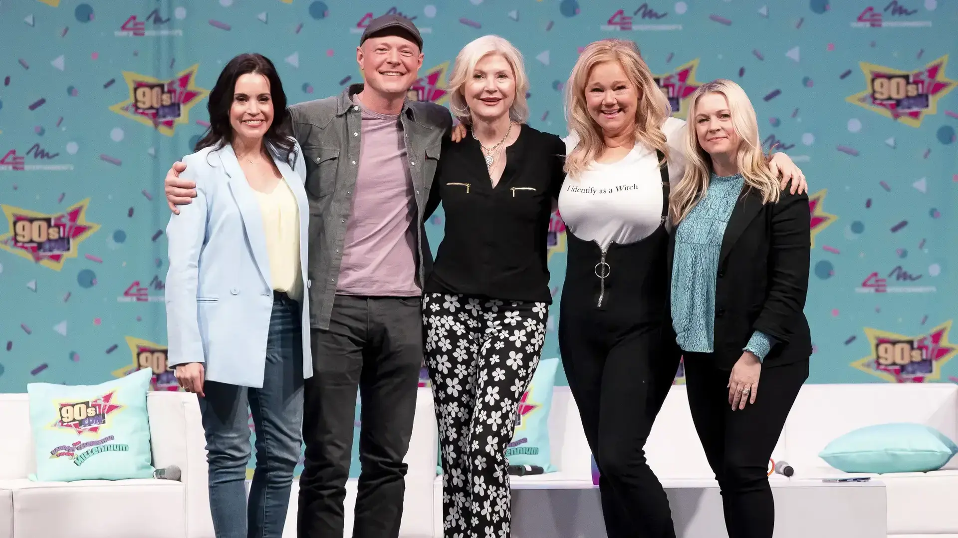 כוכבי "סברינה המכשפה הצעירה". משמאל: ג'נה לי גרין, נייט ריצ'רט, בת' ברודריק, קרוליין ריאה ומליסה ג'ואן הארט