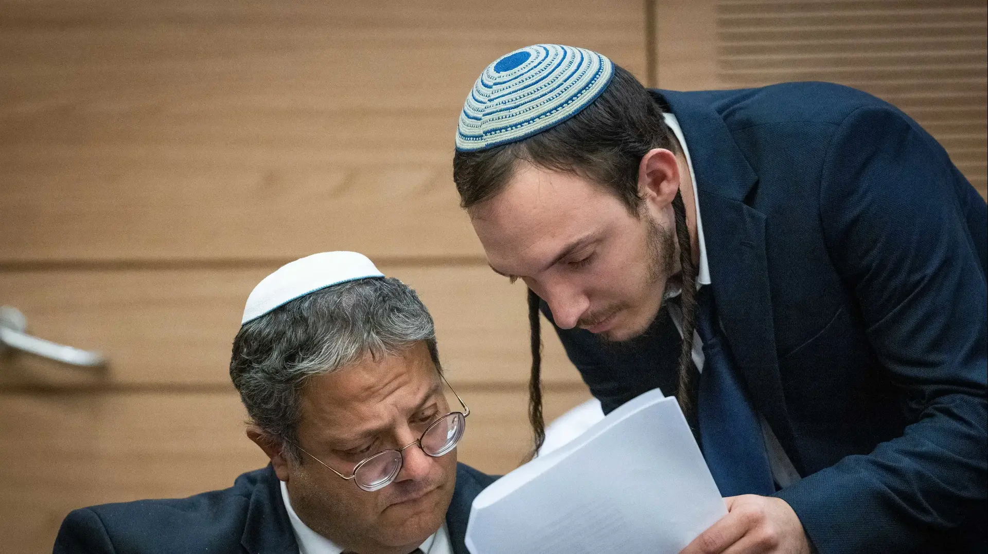 חנמאל דורפמן ואיתמר בן גביר בחדר הסיעה של עוצמה יהודית בכנסת, 18 בדצמבר 2022