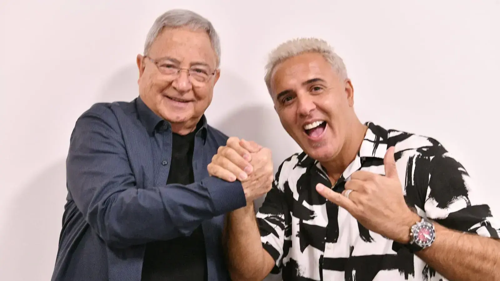 חנן יובל וקובי פרץ לפני ההופעה של פרץ בה אירח את יובל, מועדון גריי במודיעין, 21 במרץ 2023 חנן יובל וקובי פרץ לפני ההופעה של פרץ בה אירח את יובל, מועדון גריי במודיעין, 21 במרץ 2023