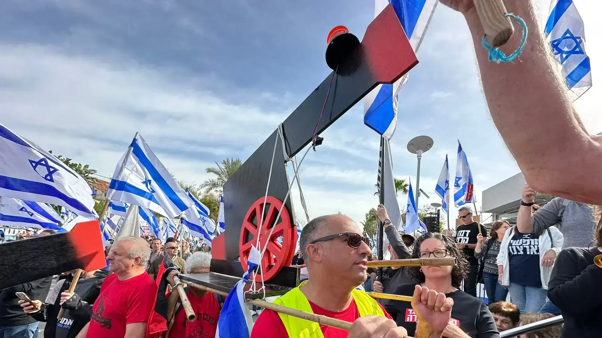 הפגנה נגד המהפכה המשפטית מול ועידת מקרקעי ישראל. 22 במרץ 2023 הפגנה נגד המהפכה המשפטית מול ועידת מקרקעי ישראל. 22 במרץ 2023