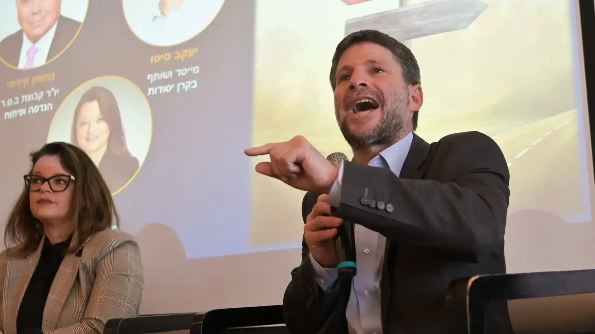 בצלאל סמוטריץ' ושלומי הייזלר מנכ"ל משרד האוצר בכנס נדל"ן. 22 במרץ 2023 בצלאל סמוטריץ' ושלומי הייזלר מנכ"ל משרד האוצר בכנס נדל"ן. 22 במרץ 2023