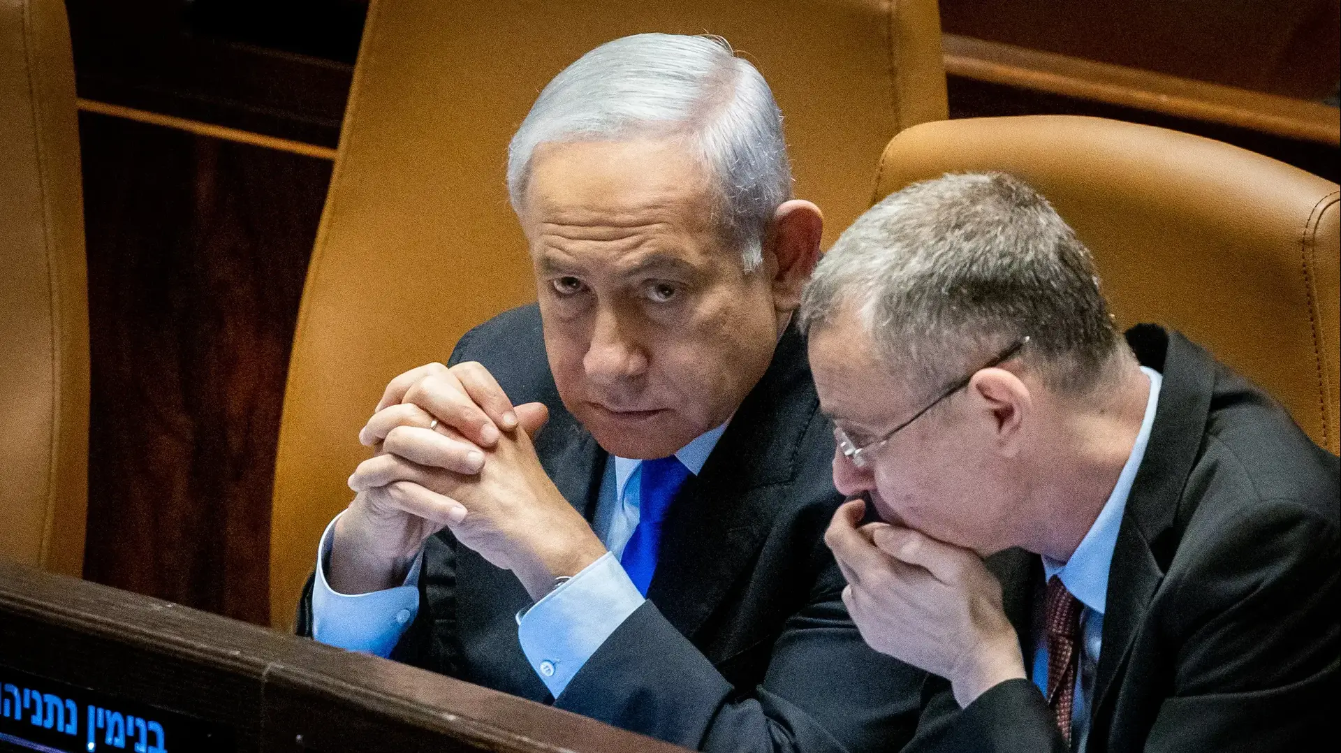 ראש ממשלת ישראל בנימין נתניהו עם שר המשפטים יריב לוין במהלך דיון והצבעה באולם הישיבות של הכנסת. ב-6 במרץ 2023. ראש ממשלת ישראל בנימין נתניהו עם שר המשפטים יריב לוין במהלך דיון והצבעה באולם הישיבות של הכנסת. ב-6 במרץ 2023.