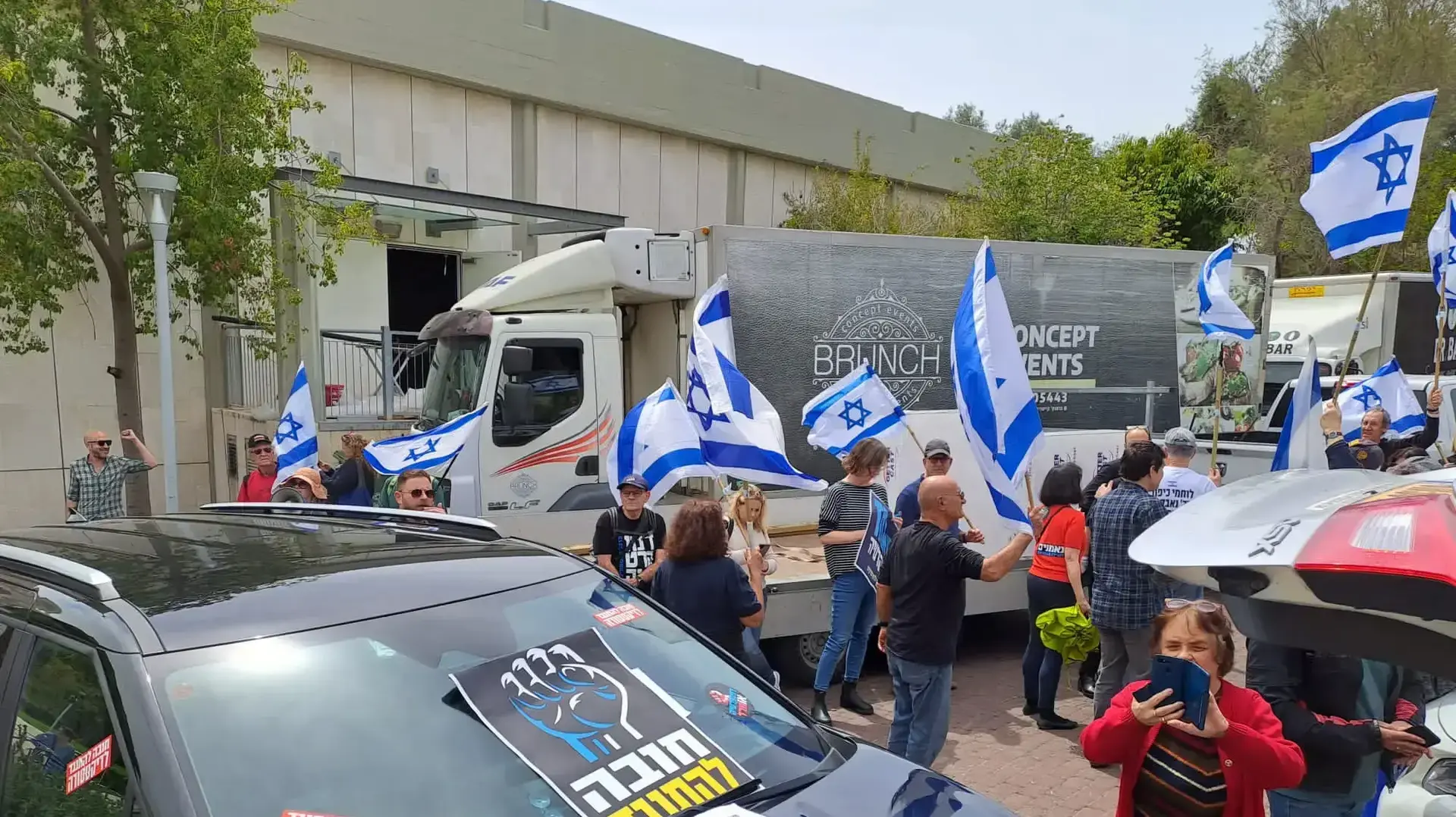 סטיקרים נגד המהפכה המשפטית על רכבה של מירי רגב. 22 במרץ 2023 סטיקרים נגד המהפכה המשפטית על רכבה של מירי רגב. 22 במרץ 2023