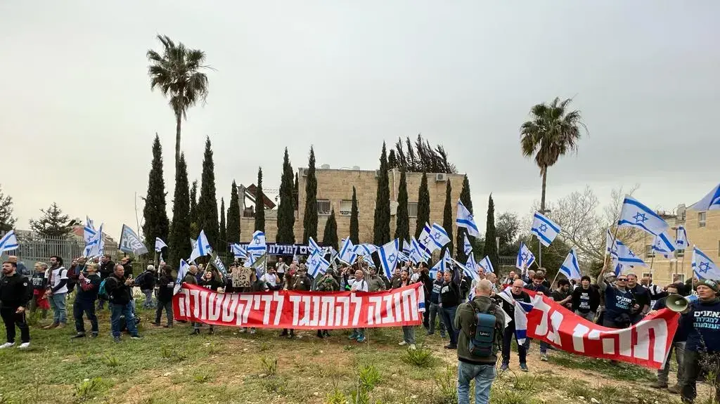 אנשי מילואים מוחים מול ביתו של דרעי, 23 במרץ 2023 אנשי מילואים מוחים מול ביתו של דרעי, 23 במרץ 2023