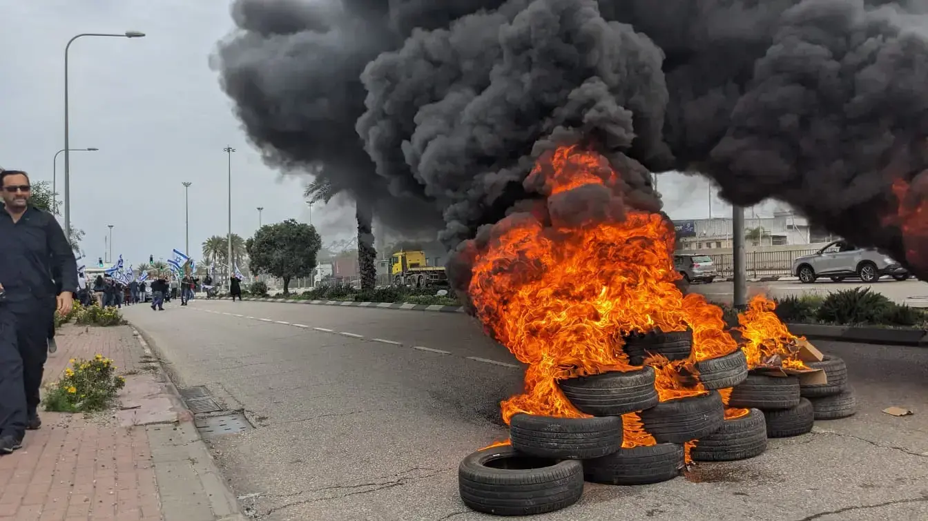 מפגינים הבעירו צמיגים בכניסה לנמל אשדוד, 23 במרץ 2023 מפגינים הבעירו צמיגים בכניסה לנמל אשדוד, 23 במרץ 2023