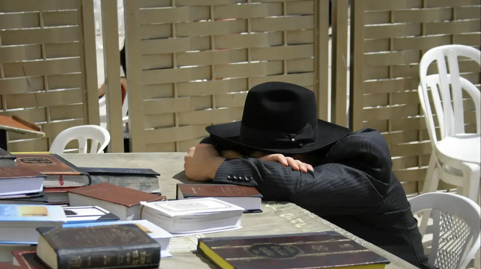 גבר יהודי חרדי ישן בבית הכנסת גבר יהודי חרדי ישן בבית הכנסת