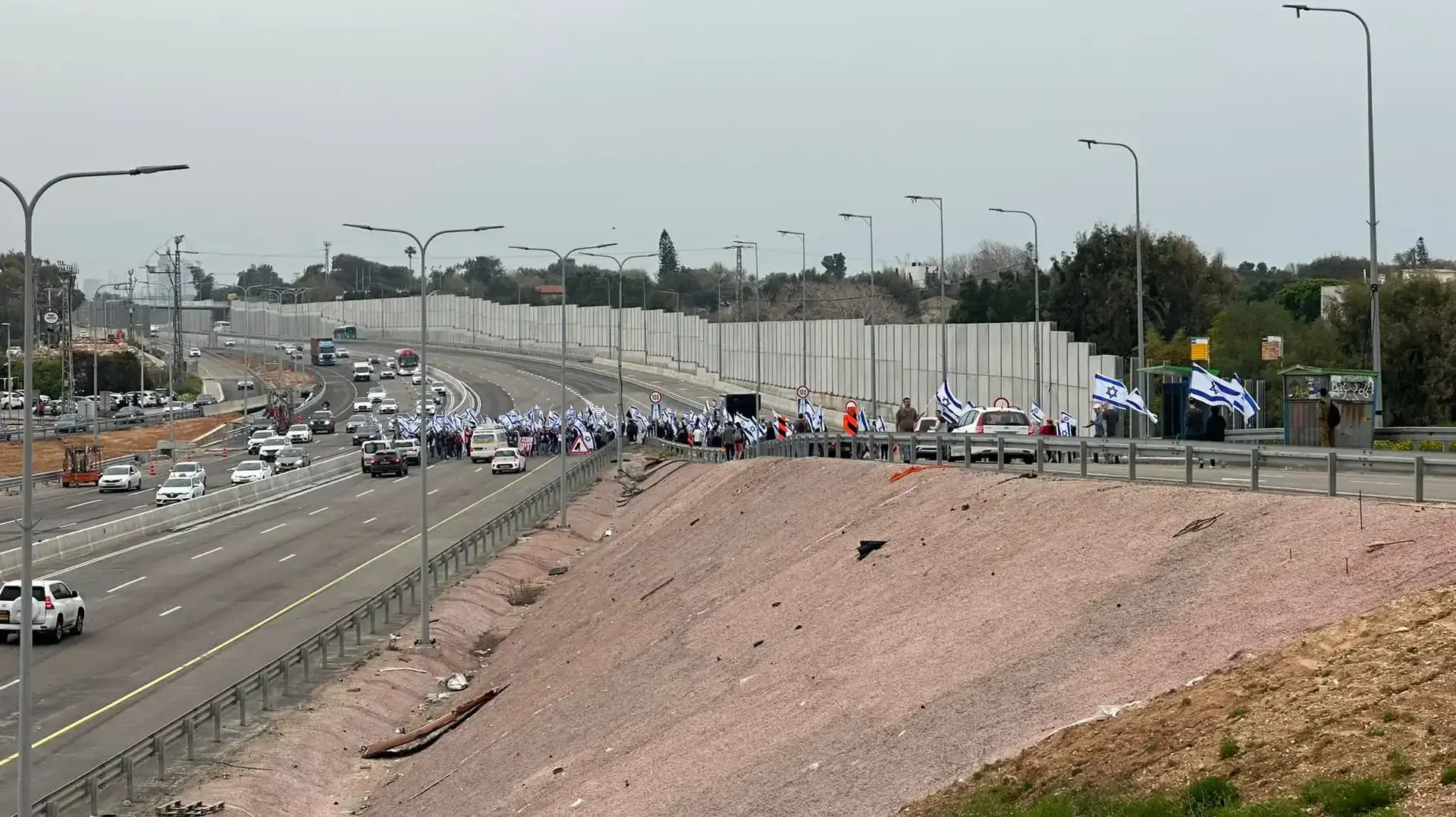 חסימת כביש החוף במסגרת הפגנה נגד המהפכה המשפטית,מחלף בית ינאי, 23 במרץ 2023 חסימת כביש החוף במסגרת הפגנה נגד המהפכה המשפטית,מחלף בית ינאי, 23 במרץ 2023