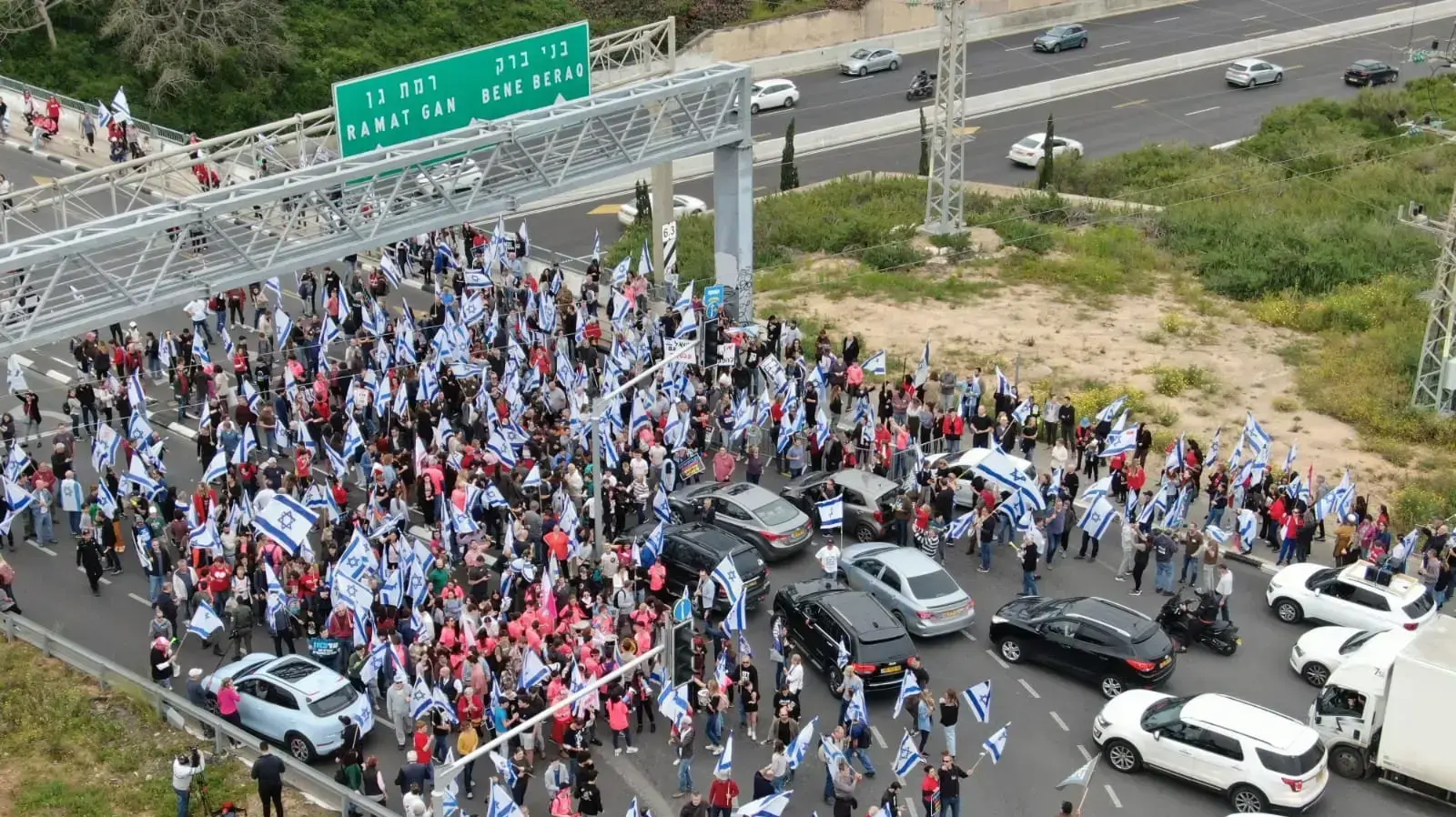 חסימת כביש במסגרת הפגנה נגד המהפכה המשפטית,צומת הכפר הירוק, 23 במרץ 2023 חסימת כביש במסגרת הפגנה נגד המהפכה המשפטית,צומת הכפר הירוק, 23 במרץ 2023